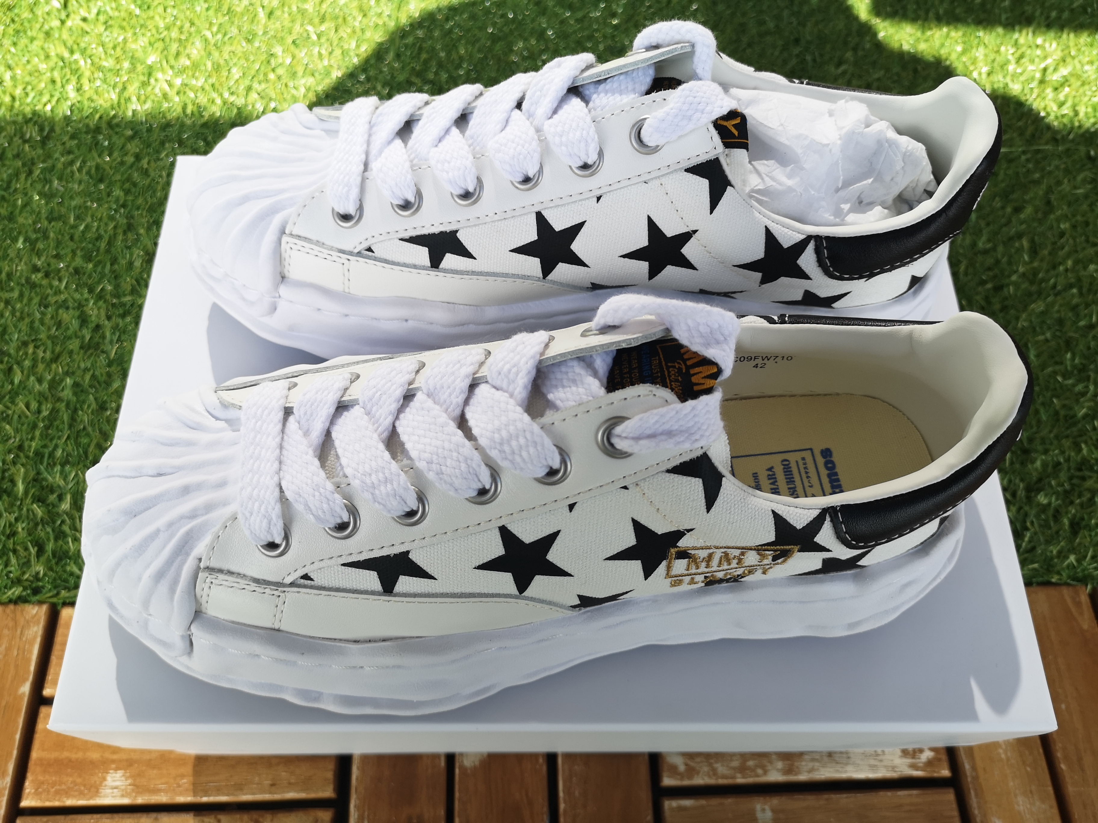 Maison Mihara Yasuhiro x Atmos Blakey OG Sole Star Print Low-top Sneakers White 착용 스타일 - 1