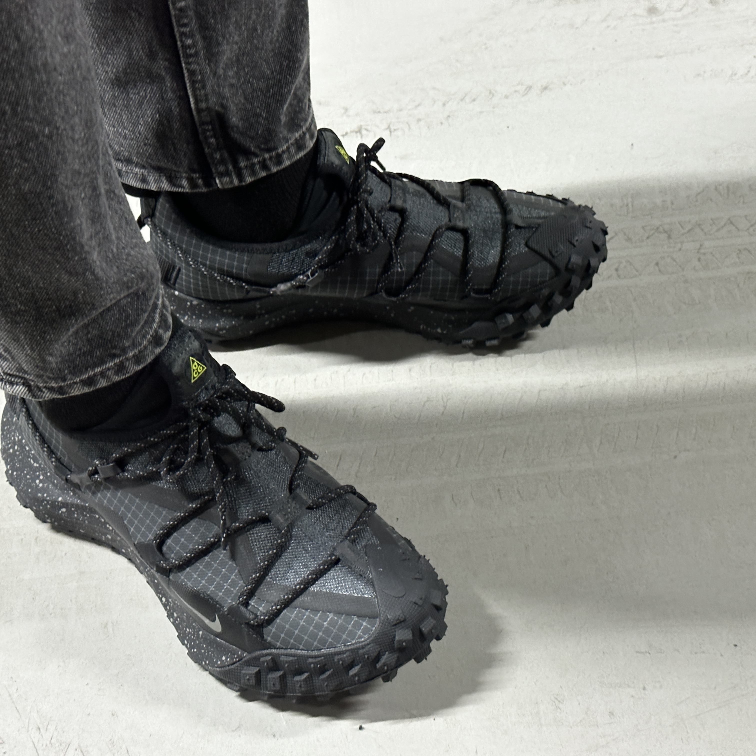 Nike ACG Mountain Fly Low Gore-Tex SE Dark Smoke Grey 착용 스타일