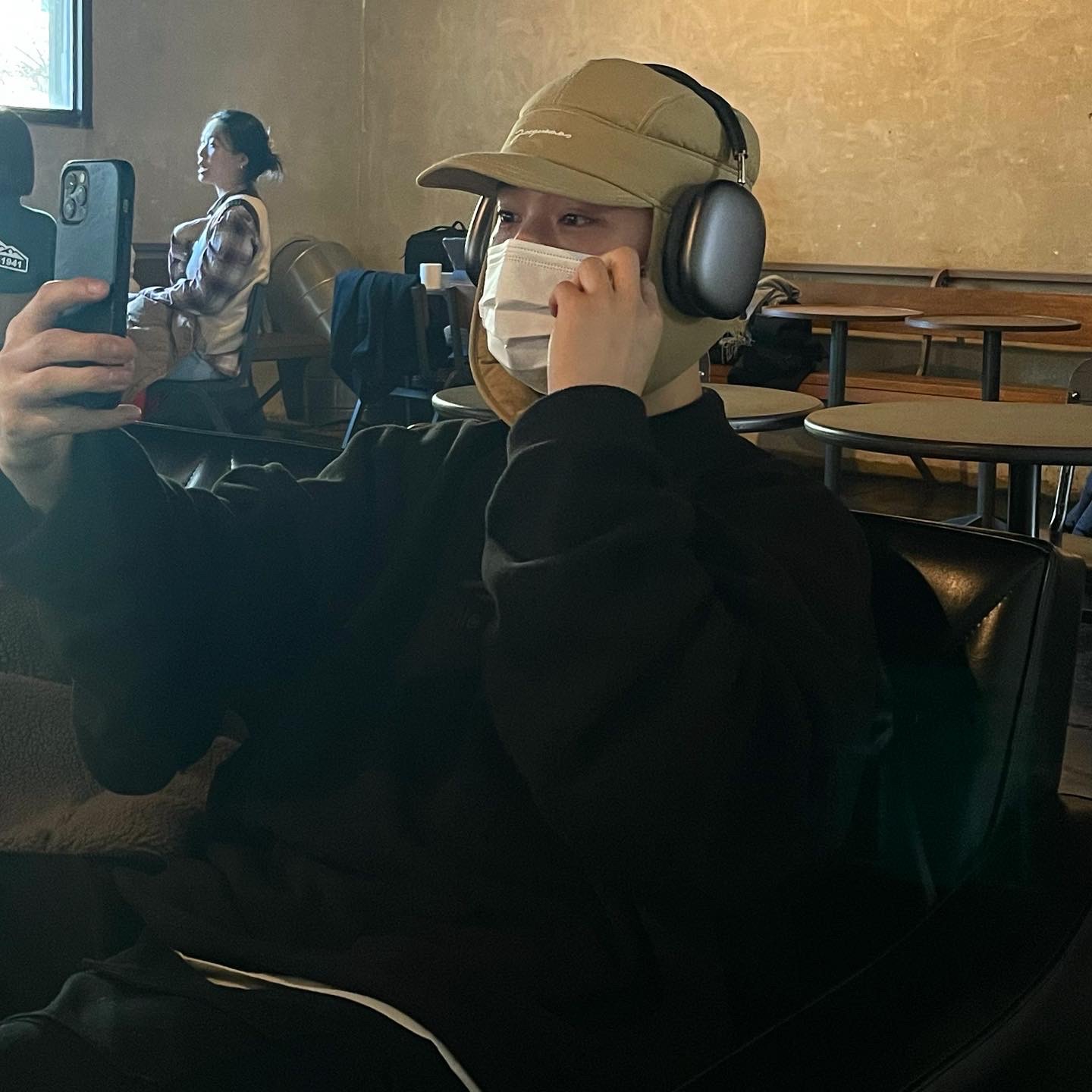 Jacquemus La Cagoule Bricciola Puffed Ear Flap Hat Beige, Apple AirPods Max Lightning Space Gray (Korean Ver.) 착용 스타일 - 2