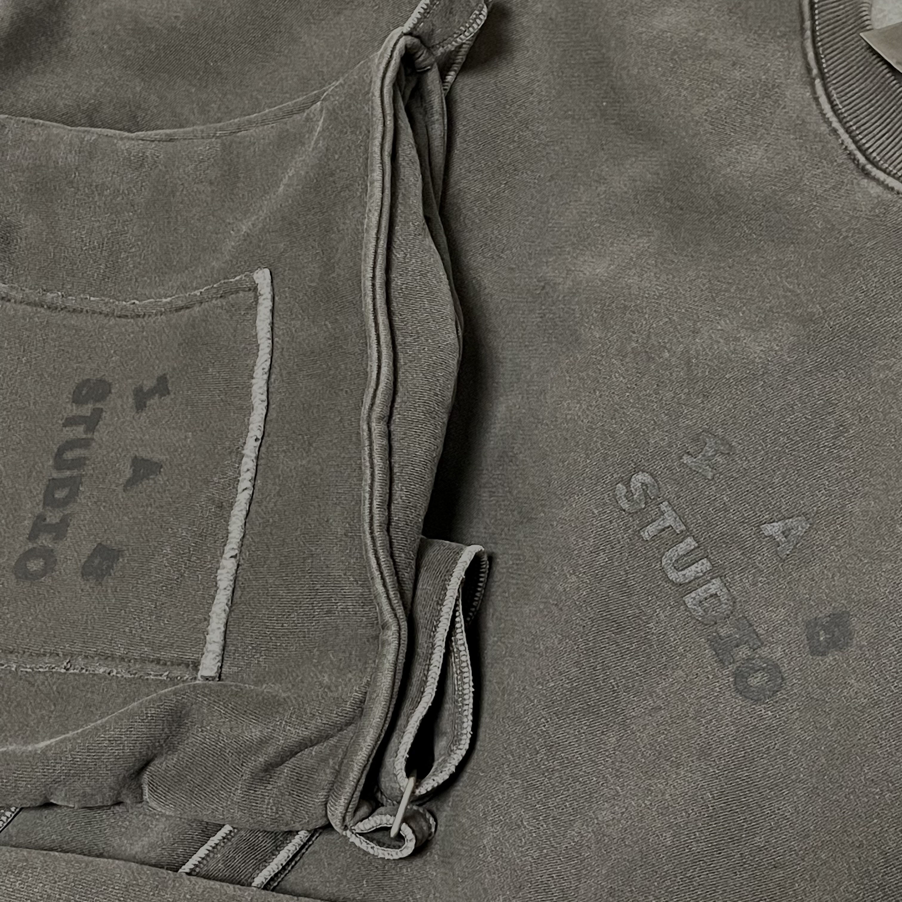 IAB Studio Pigment Sweatshirt & Mini Bag Black 착용 스타일 - 1