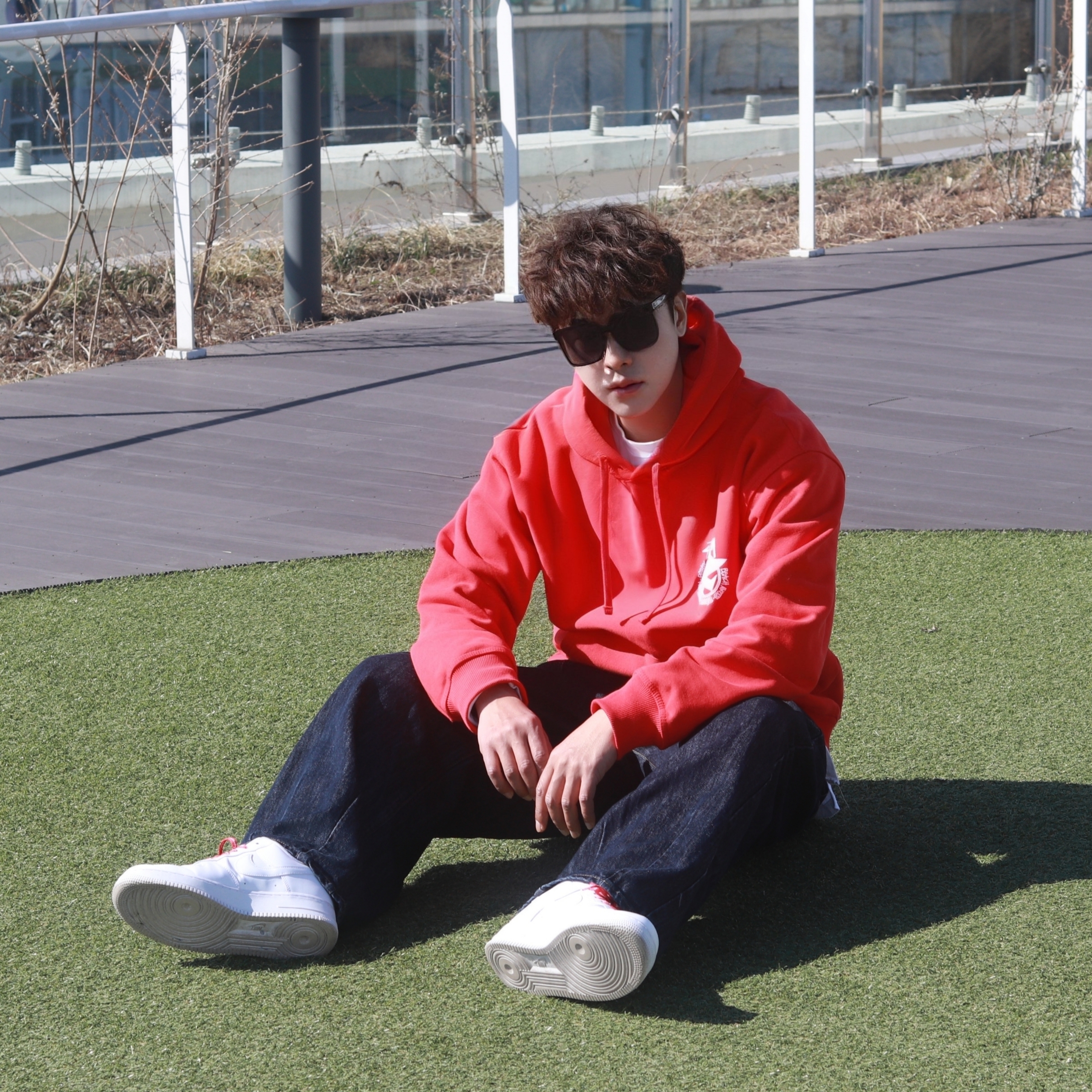 Nike x Supreme Air Force 1 Low White, Stussy Beach Roots Hoodie Red 착용 스타일 - 3