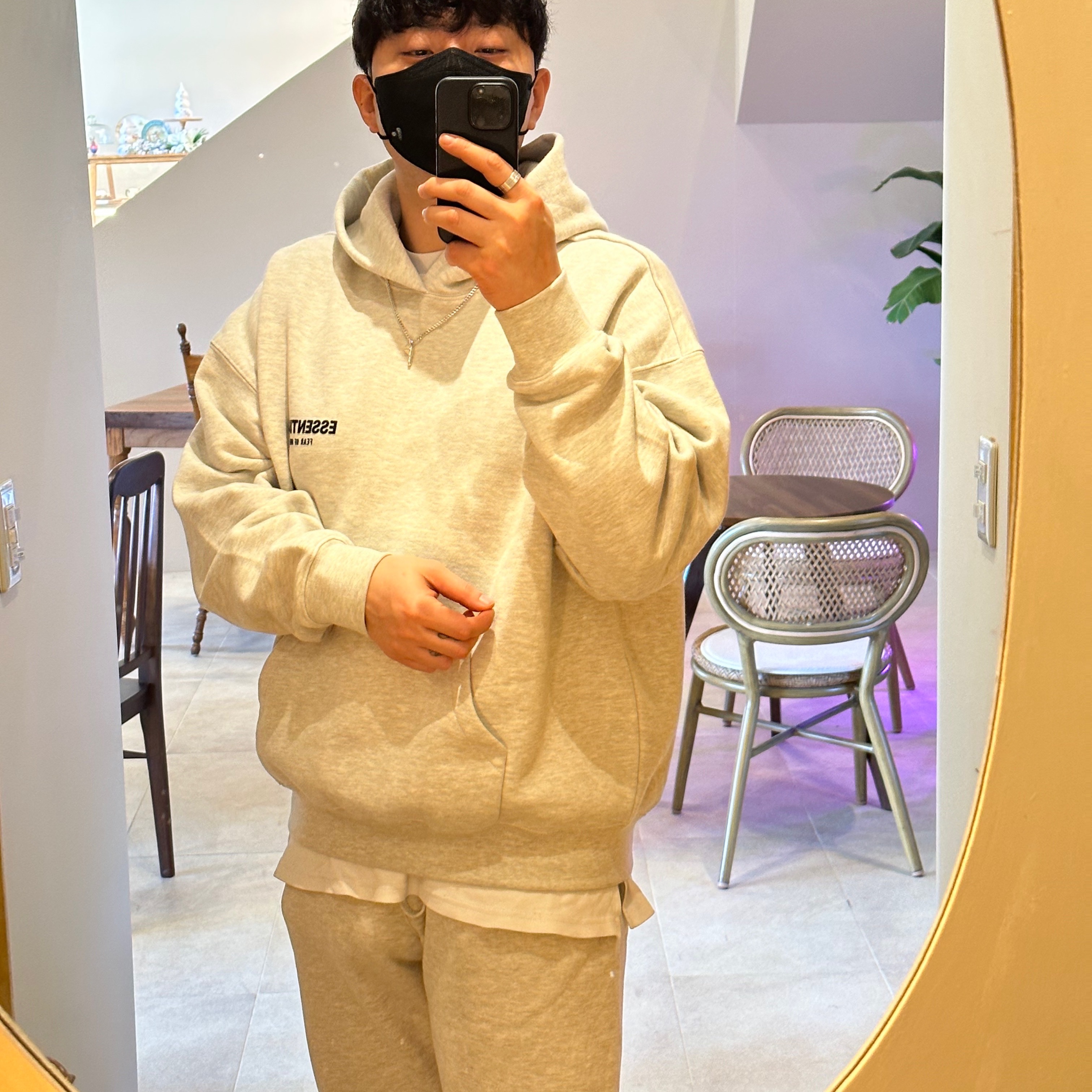 Essentials The Core Collection Hoodie Light Oatmeal, Essentials The Core Collection Sweatpants Light Oatmeal 착용 스타일 - 2