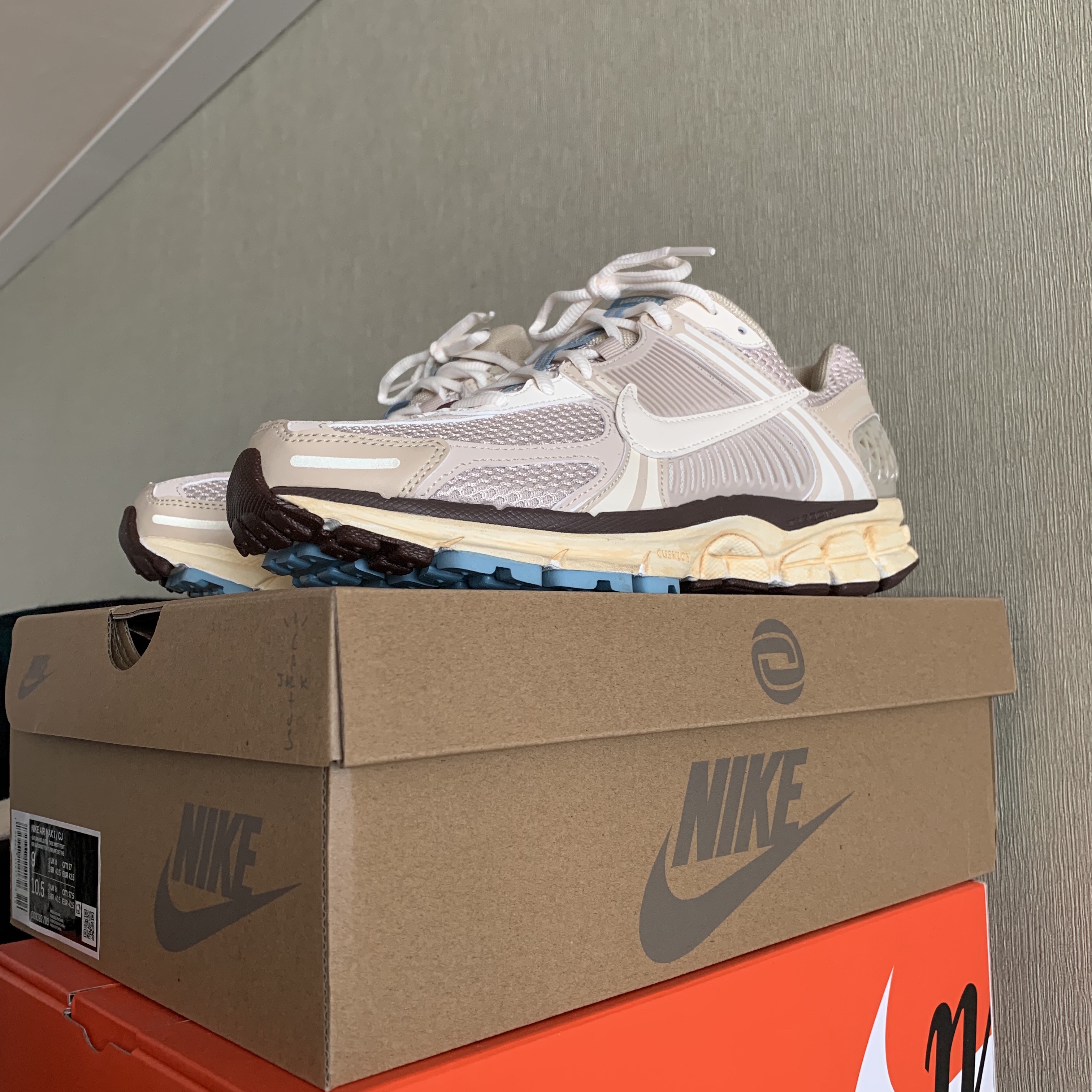 (W) Nike Zoom Vomero 5 Oatmeal 착용 스타일