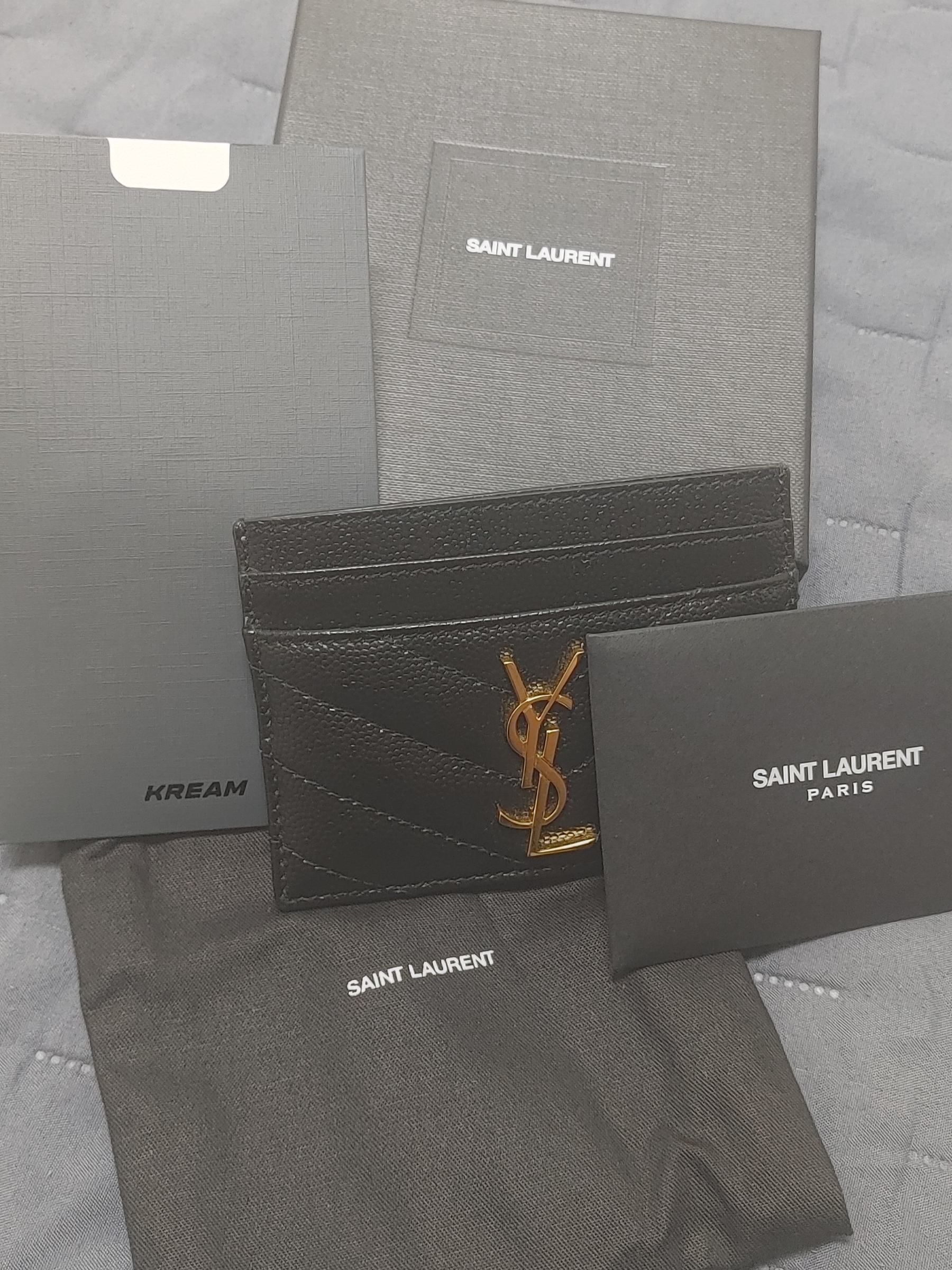 Saint Laurent Cassandre Matelasse Card Case in Grain De Poudre Embossed Leather Black 착용 스타일 - 1