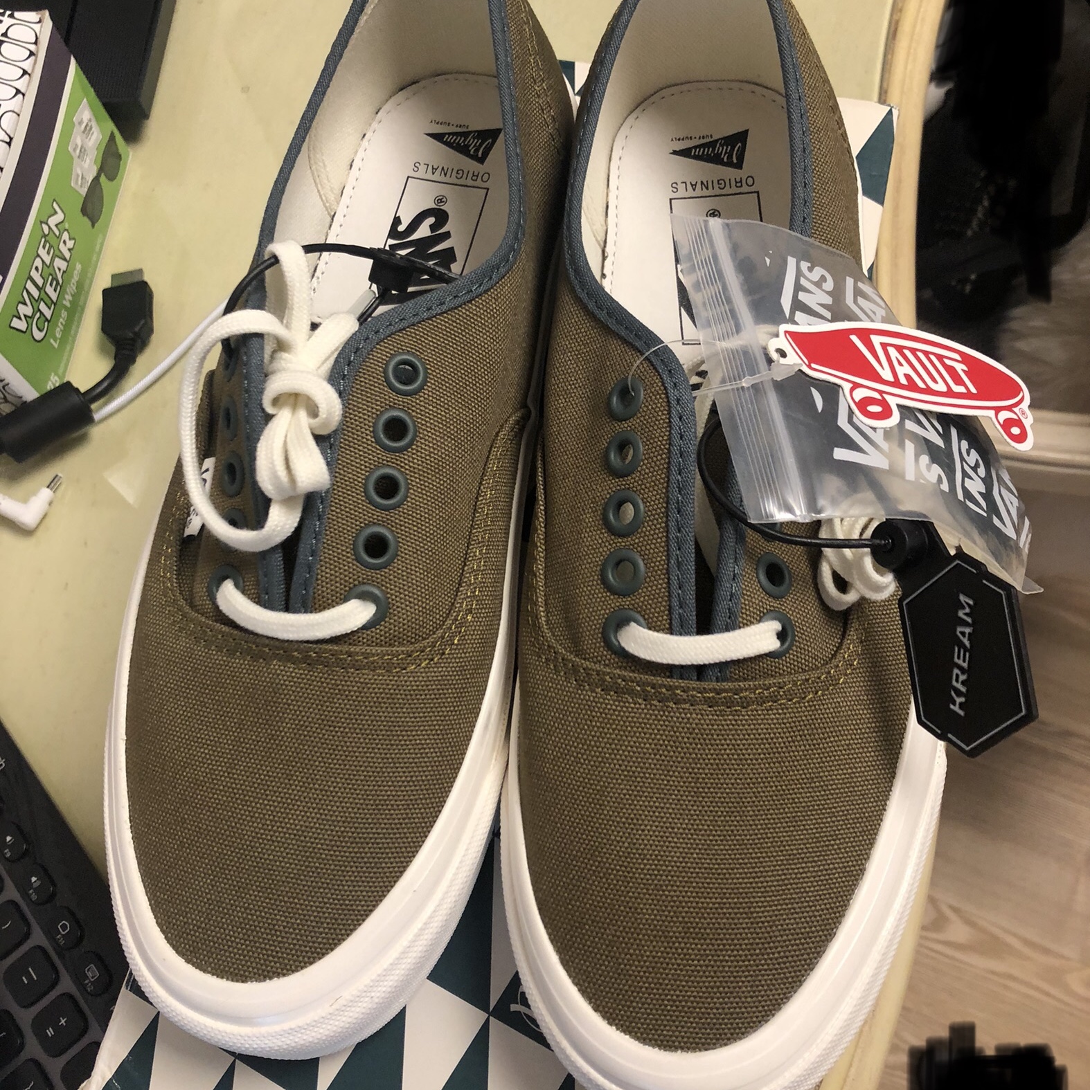 Vans Vault x Pilgrim Surf + Supply OG Authentic LX Olive 착용 스타일 - 3