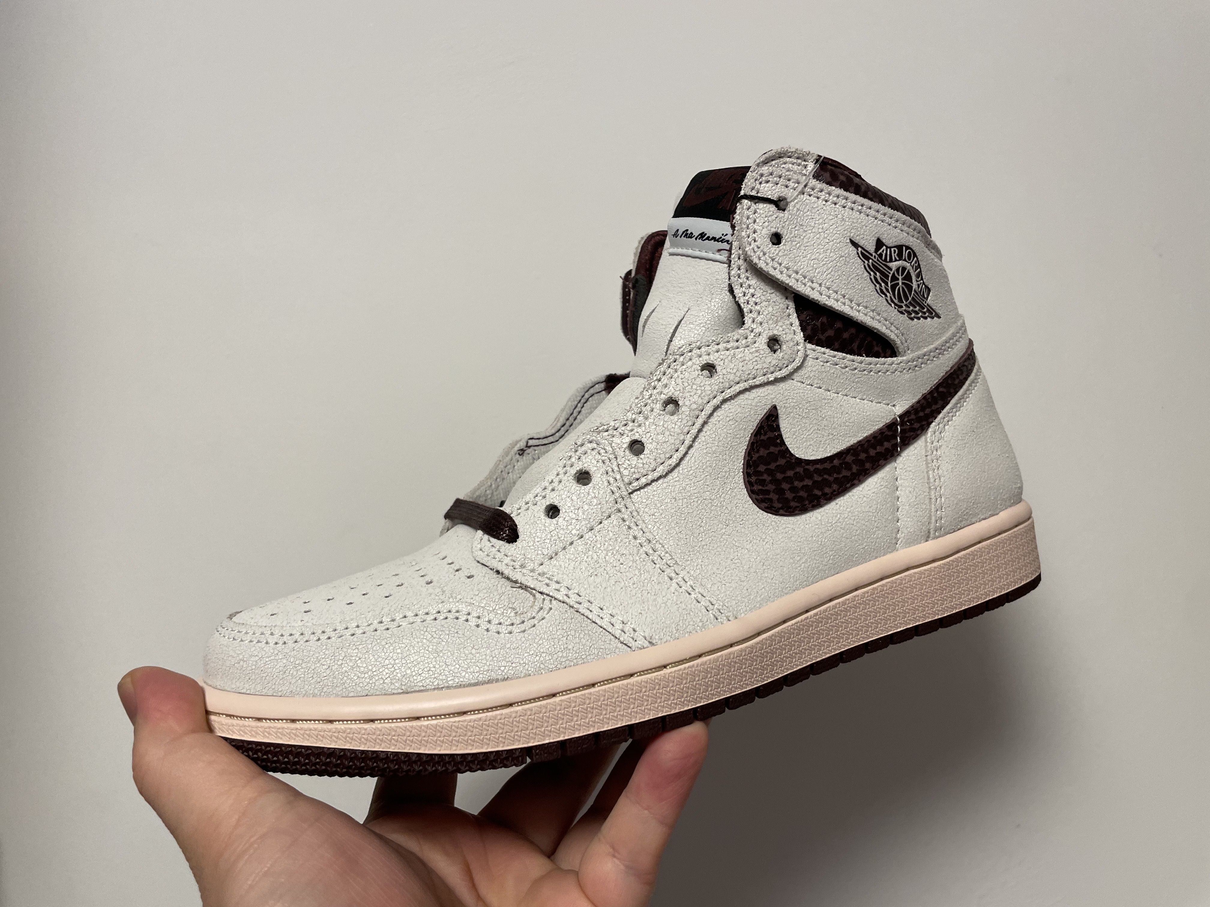 Jordan 1 x A Ma Maniere Retro High OG SP Sail and Burgundy 착용 스타일 - 1