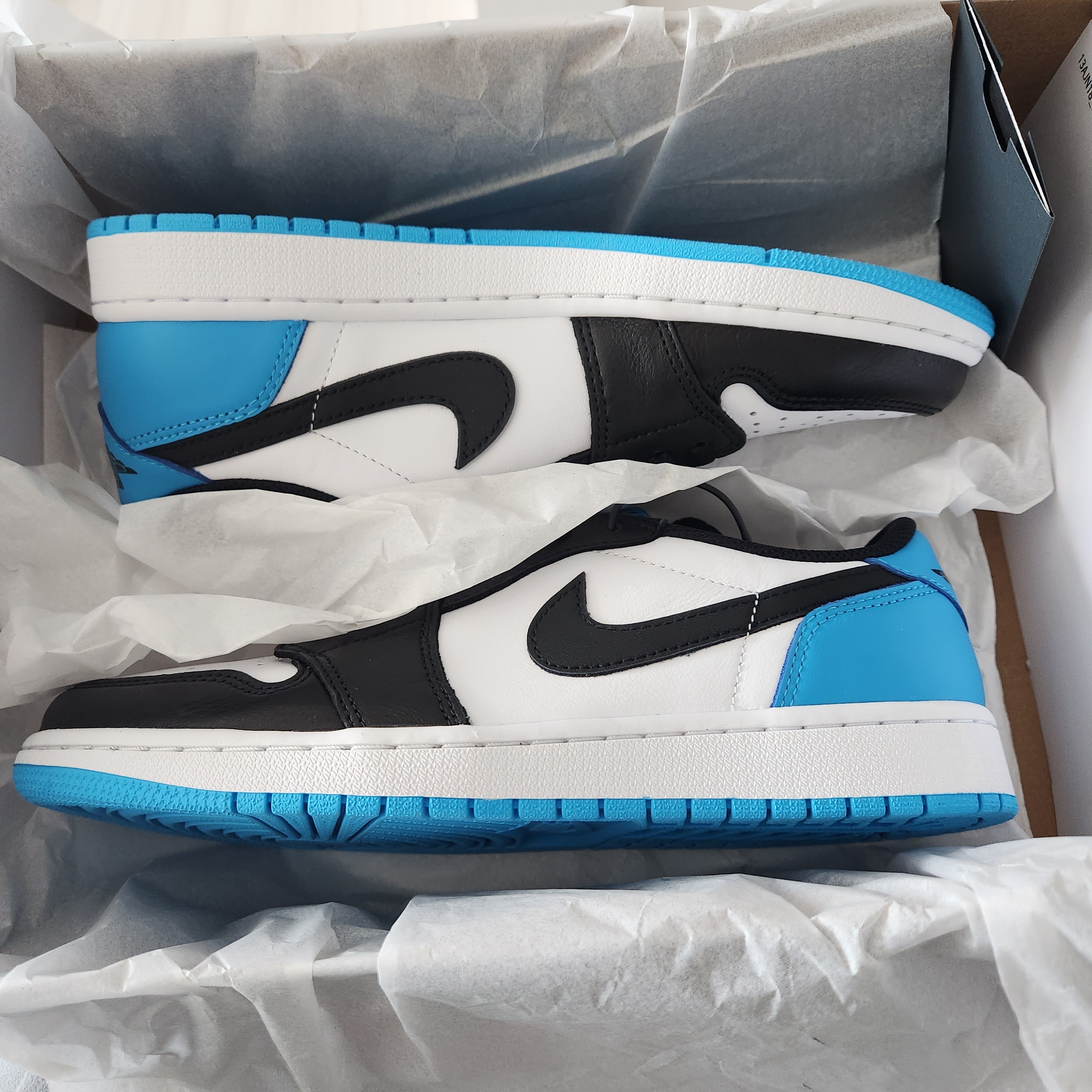 Jordan 1 Retro Low OG Black and Dark Powder Blue 착용 스타일 - 3