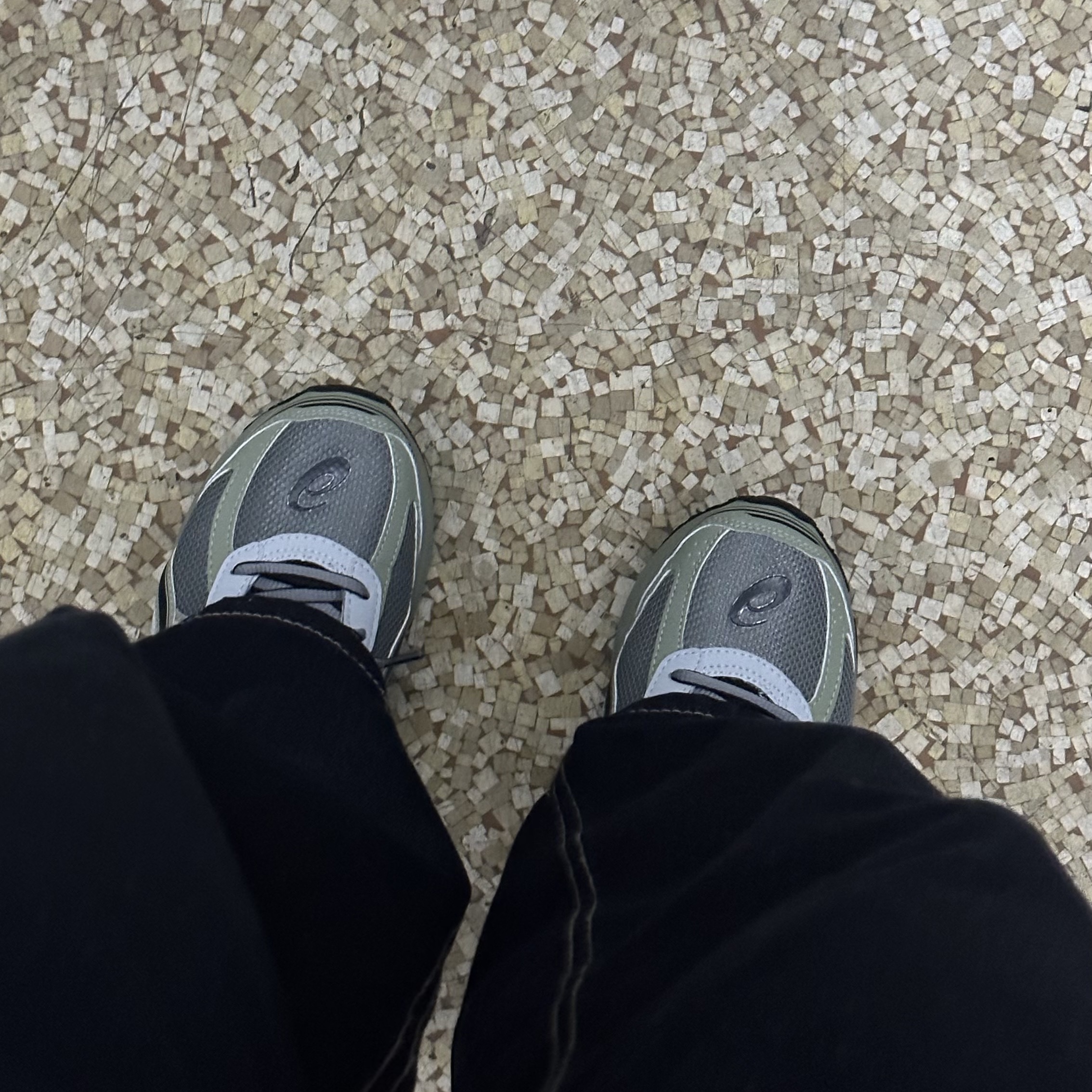 Asics Jog 100 S Sheet Rock - 2E Wide 착용 스타일 - 2