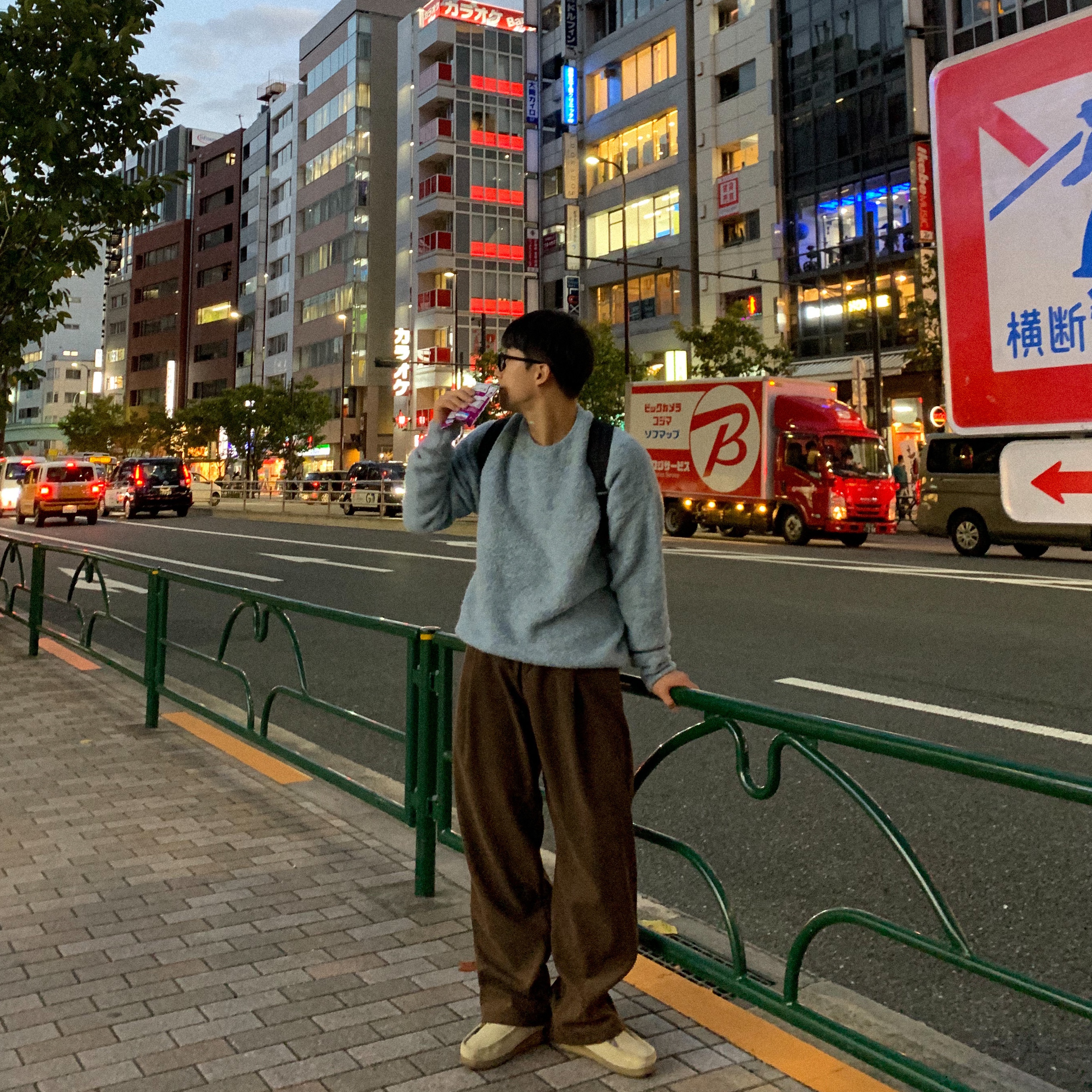 Clarks Wallabee Maple Suede, CDG Backpack Black 착용 스타일 - 2