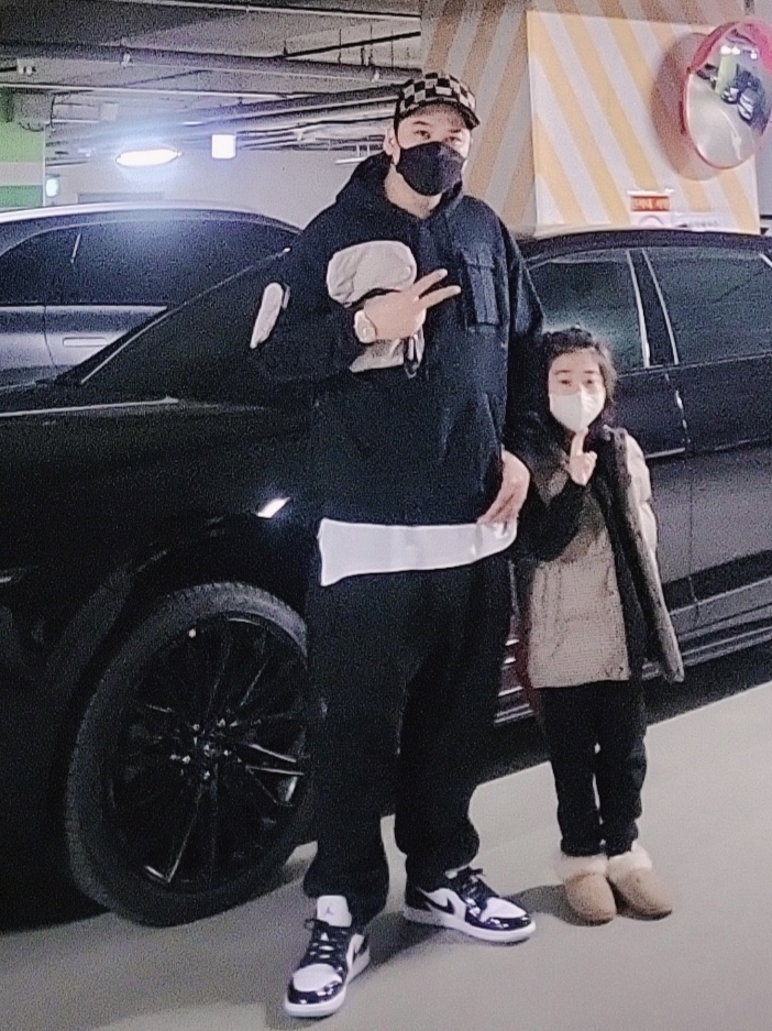 Jordan 1 Low SE Concord, Nike x Travis Scott NRG AG Utility Hoodie Black 착용 스타일