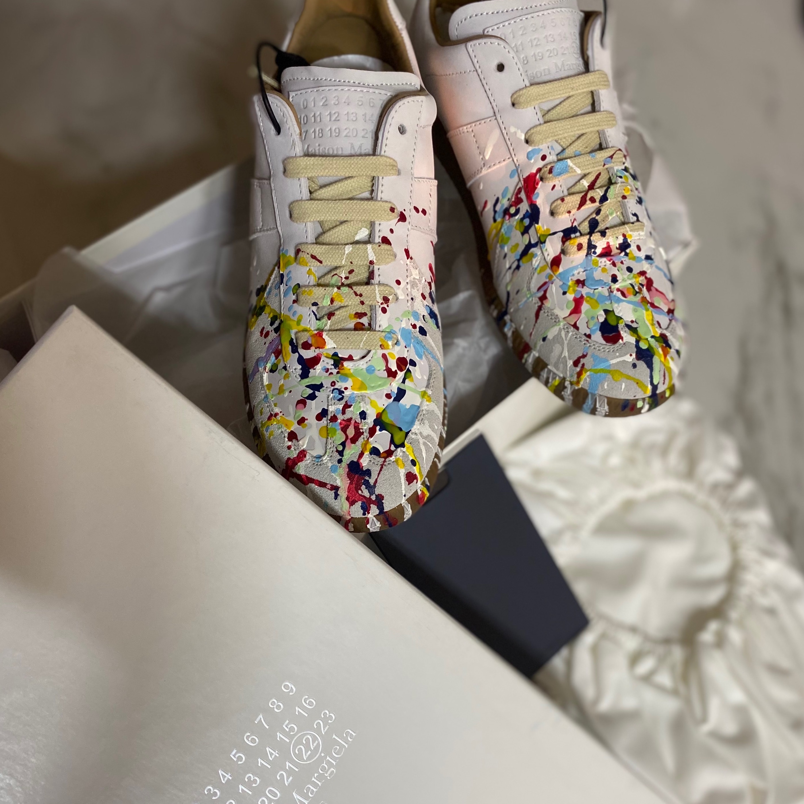 (W) Maison Margiela Replica Paint Drop Sneakers Grey 착용 스타일 - 1