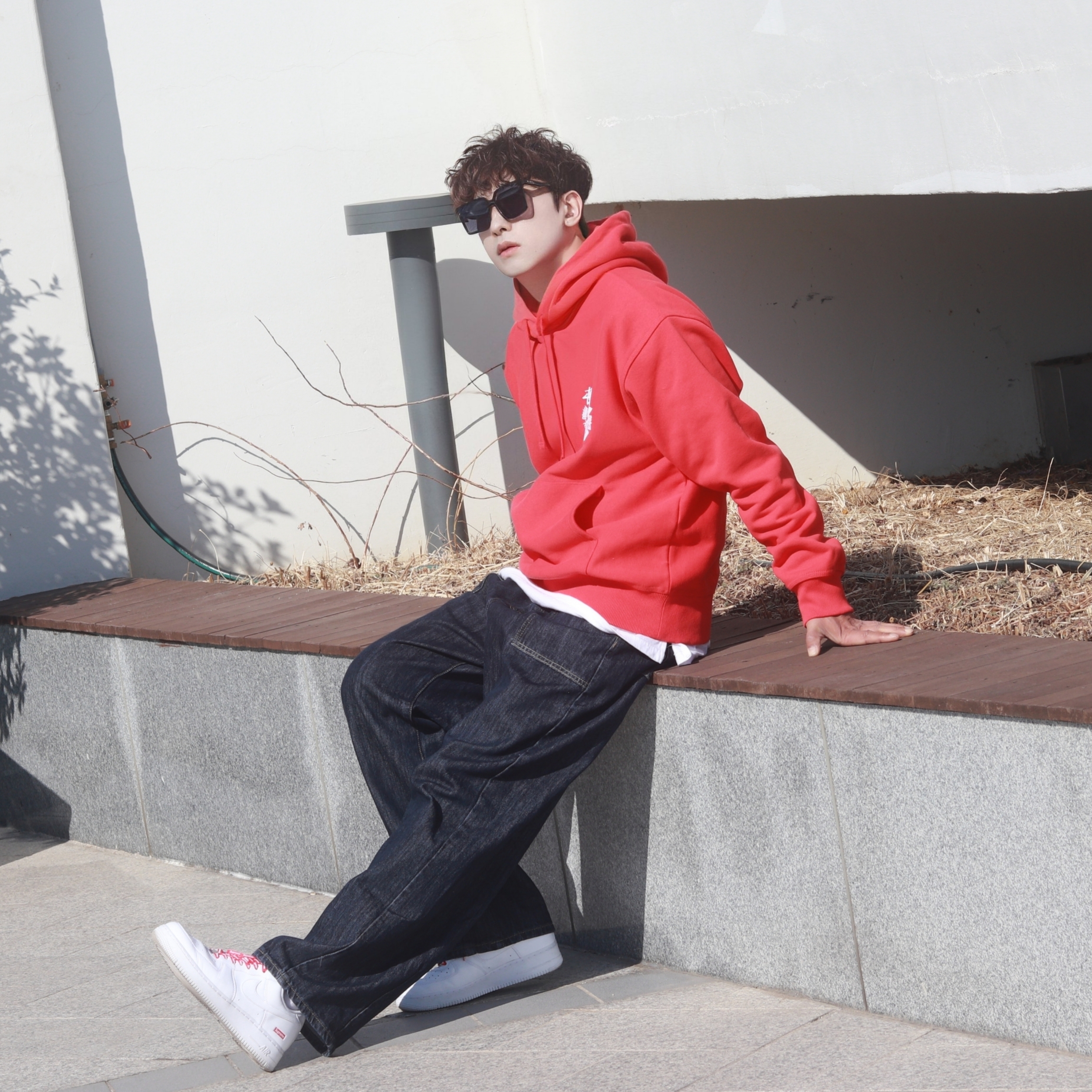 Nike x Supreme Air Force 1 Low White, Stussy Beach Roots Hoodie Red 착용 스타일 - 5