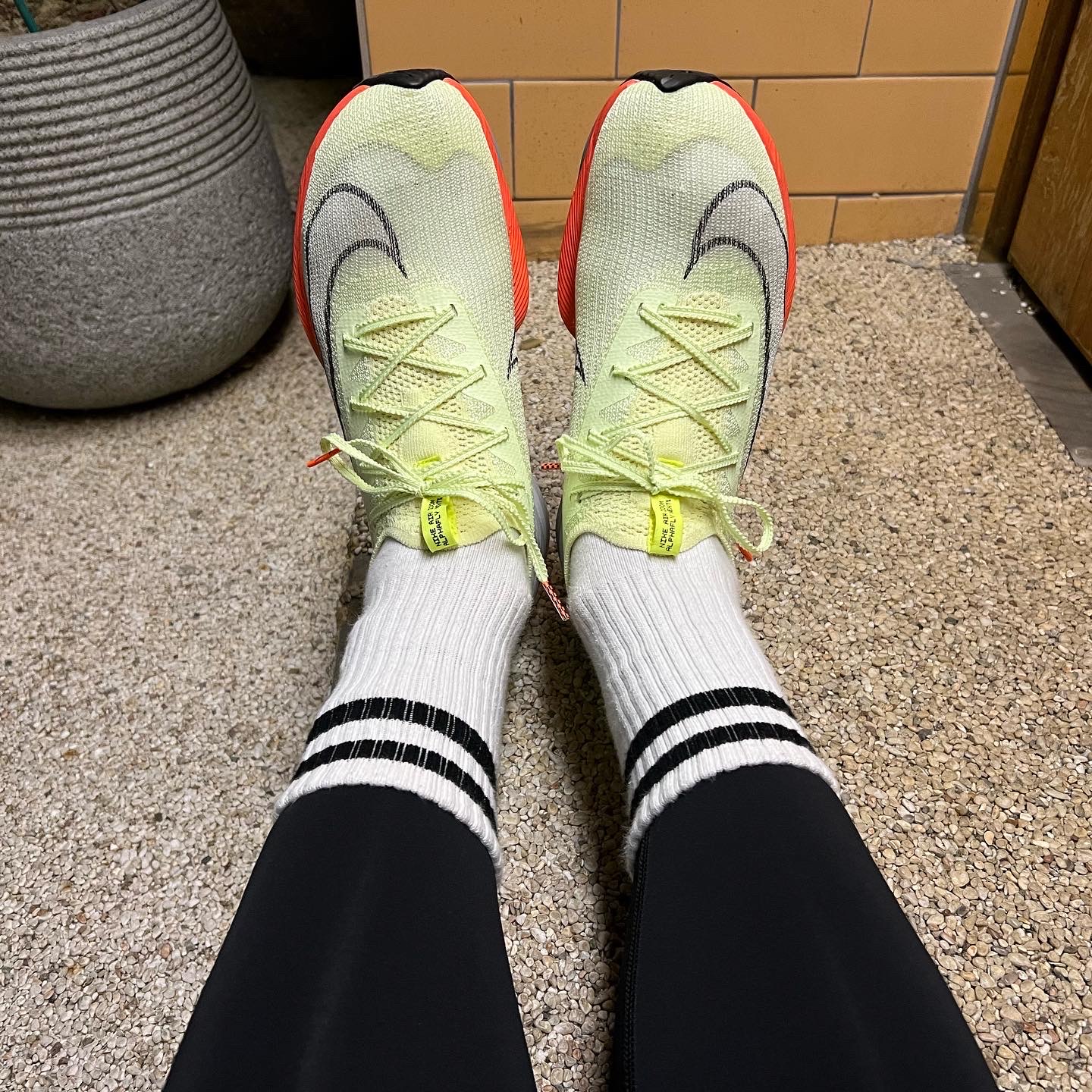 Nike Air Zoom Alphafly Next% Barely Volt 착용 스타일 - 5