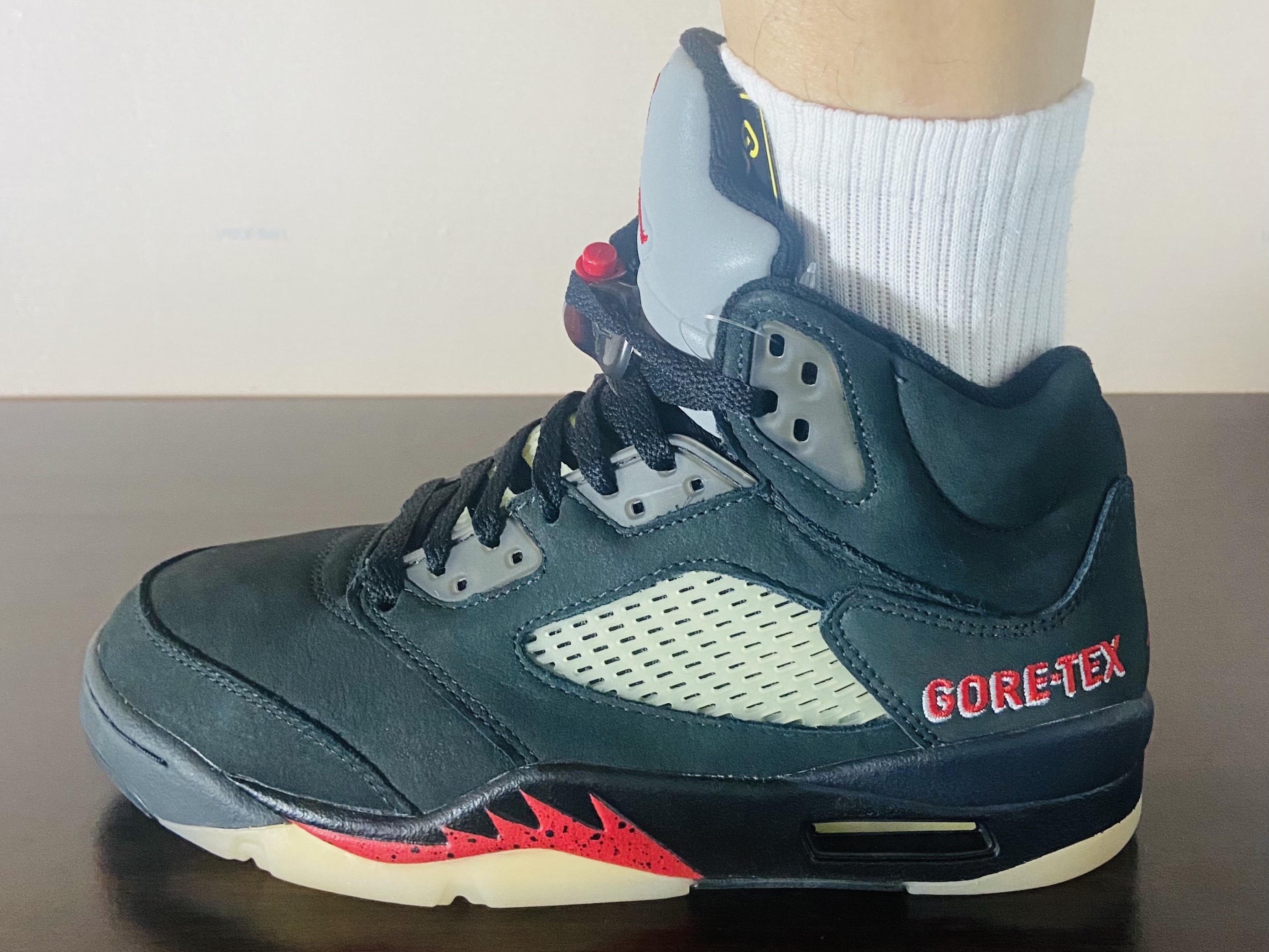 (W) Jordan 5 Retro Gore-Tex Off Noir Fire Red 착용 스타일