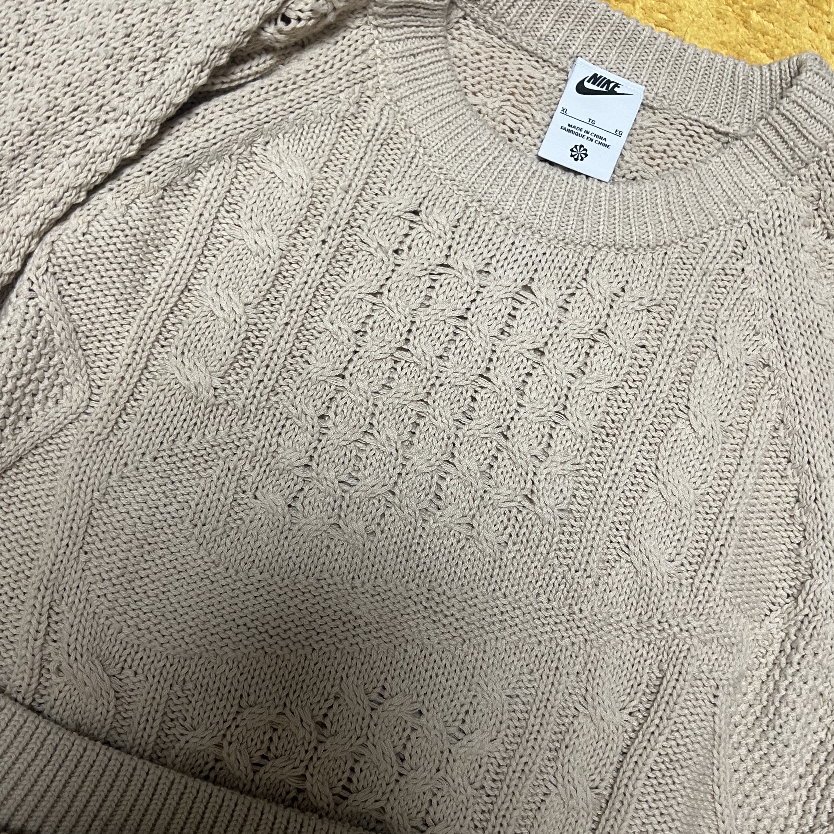 Nike Cable Knit LS Sweater Rattan - Asia, Apple Watch Ultra 49mm Titanium Case with Ocean Band Yellow (Korean Ver.) 착용 스타일 - 4