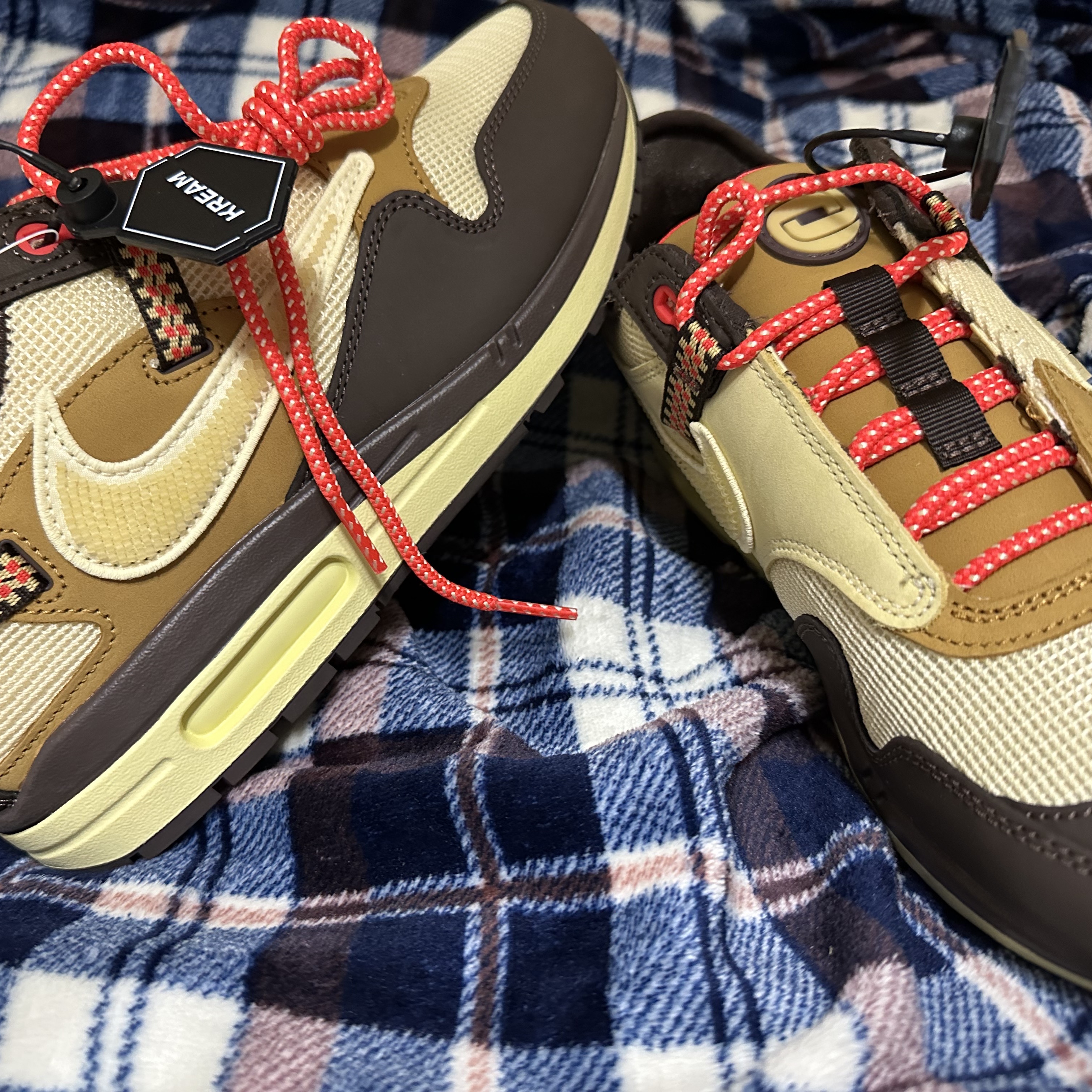 Nike x Travis Scott Air Max 1 Cact.us Brown 착용 스타일 - 2