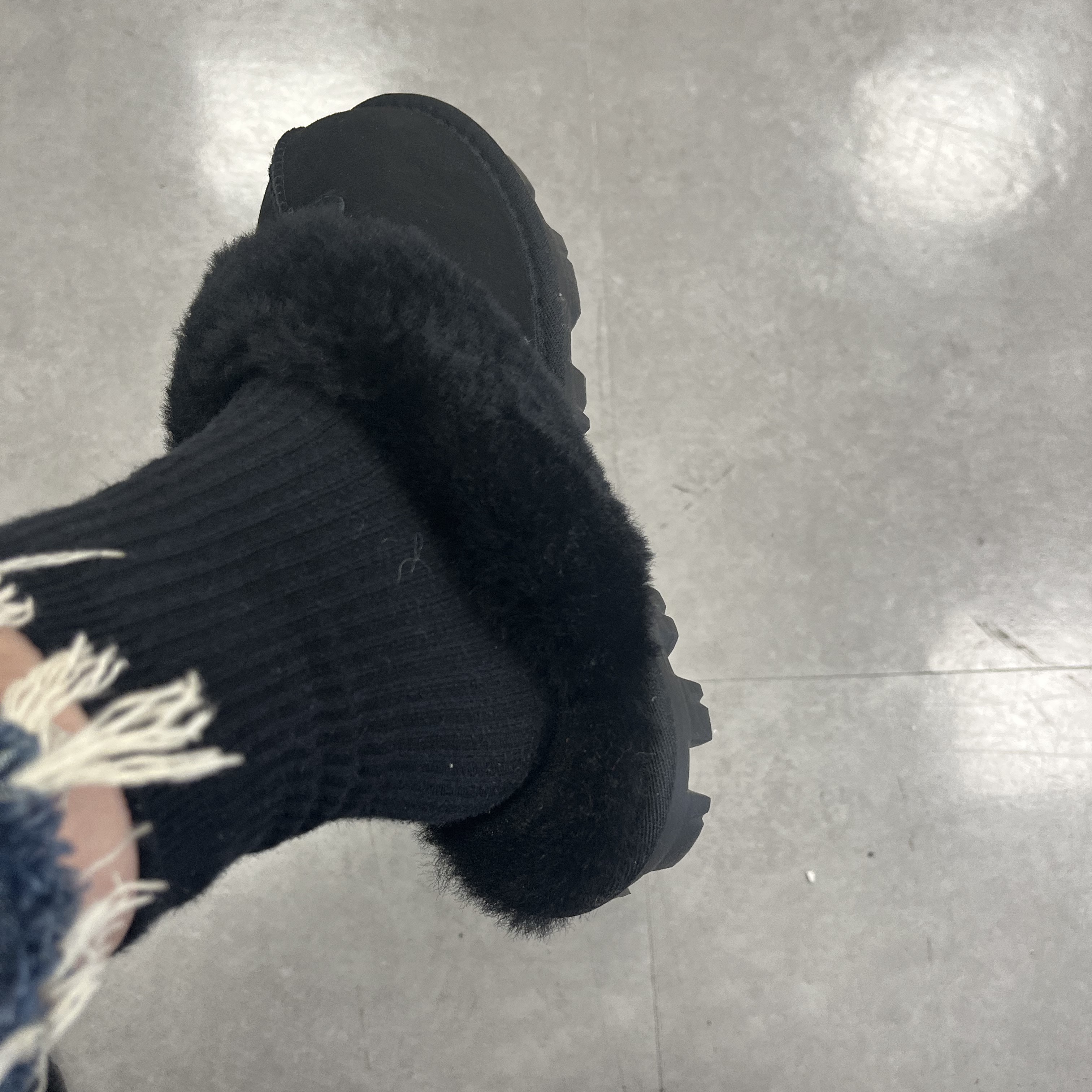 (W) UGG Coquette Slipper Black 착용 스타일 - 2