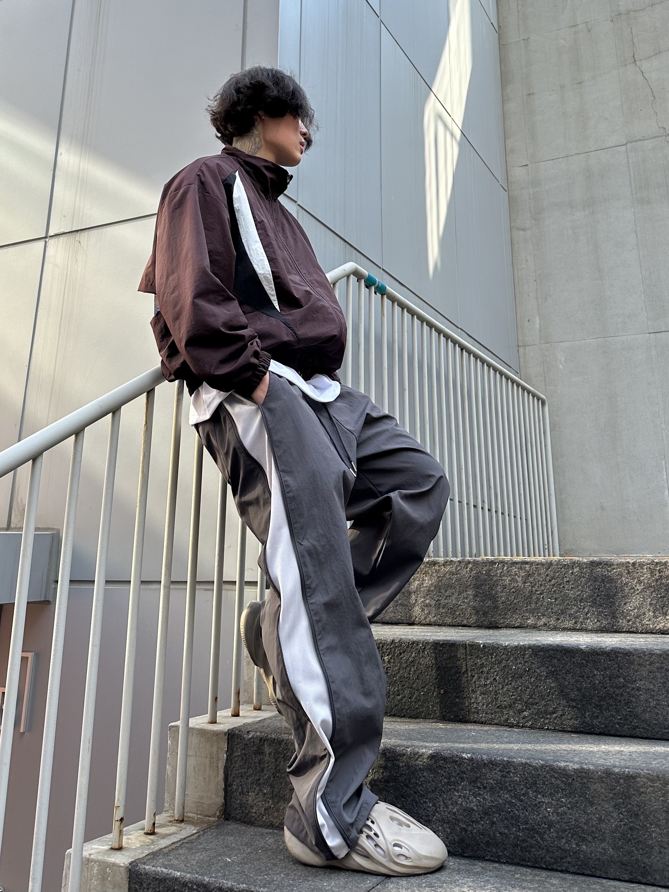 Adidas Yeezy Foam RNNR Stone Sage 착용 스타일 - 1