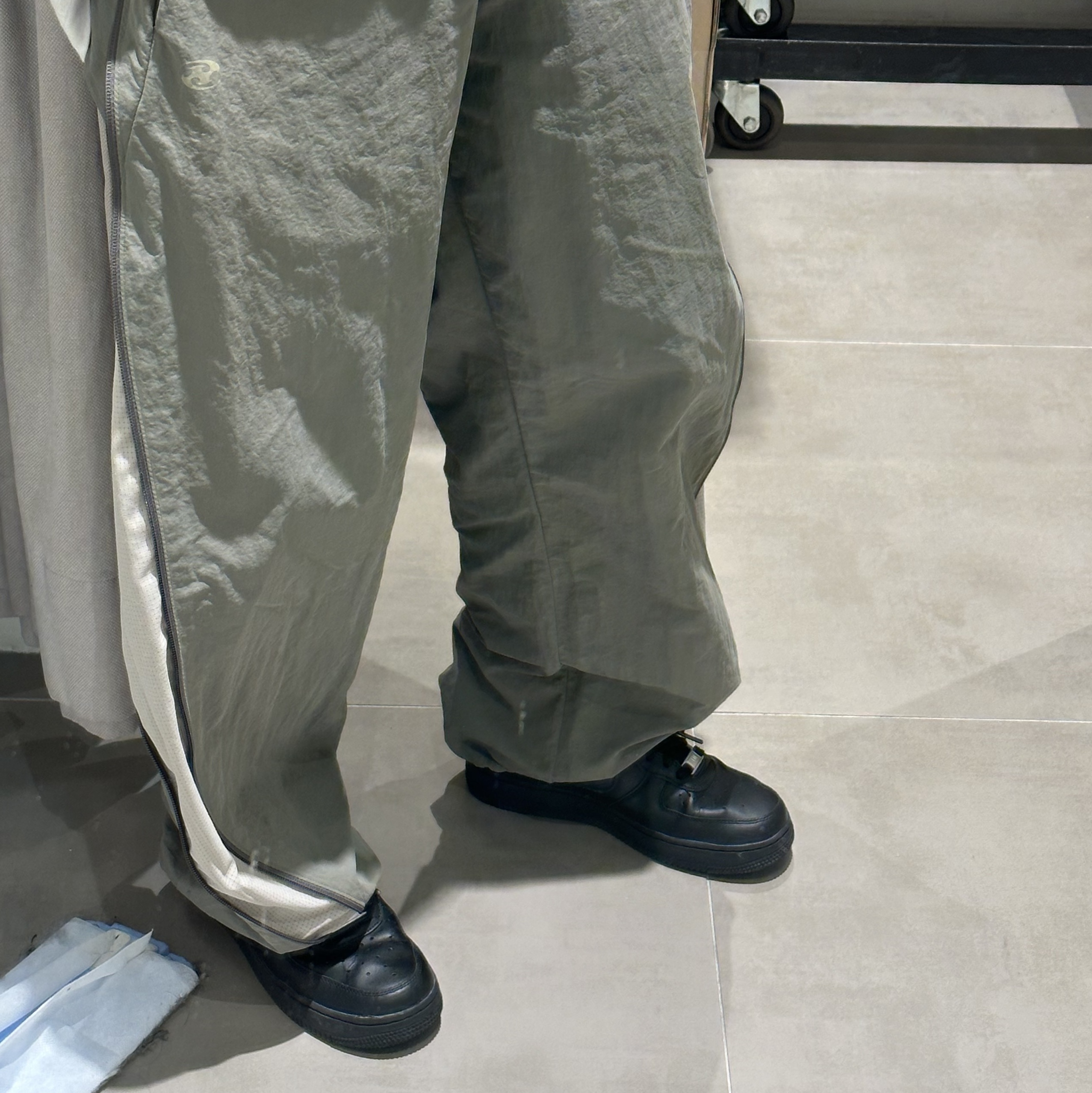 Sansan Gear Zipper Pants Green - 22SS, Nike Air Force 1 '07 Low Triple Black 착용 스타일