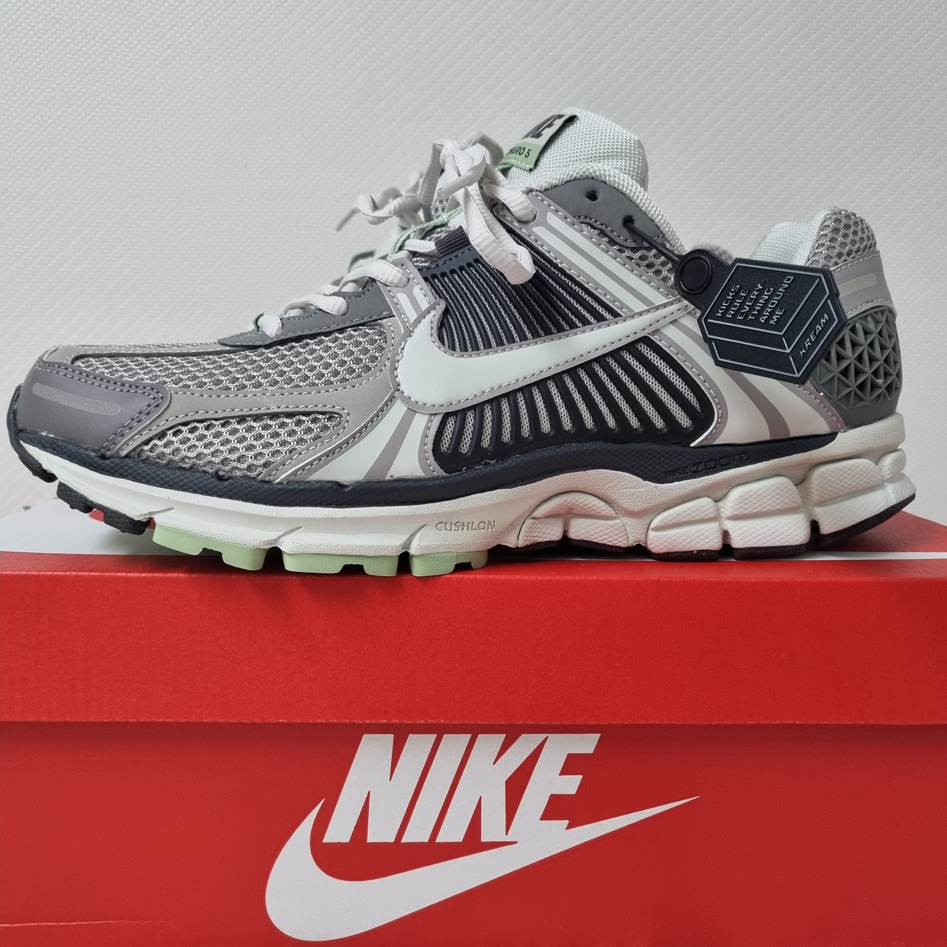 (W) Nike Zoom Vomero 5 Cobblestone and Flat Pewter 착용 스타일