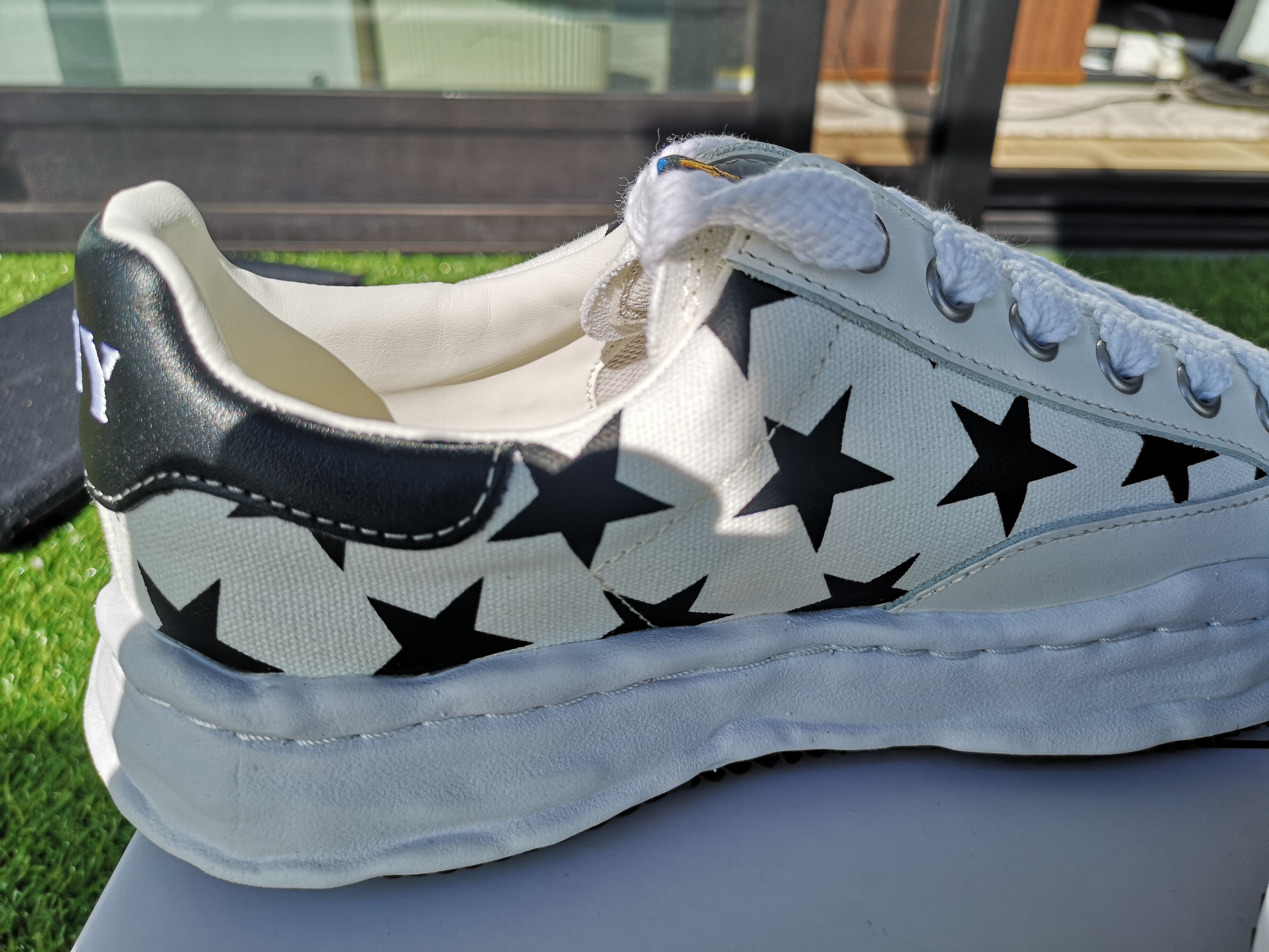 Maison Mihara Yasuhiro x Atmos Blakey OG Sole Star Print Low-top Sneakers White 착용 스타일 - 2
