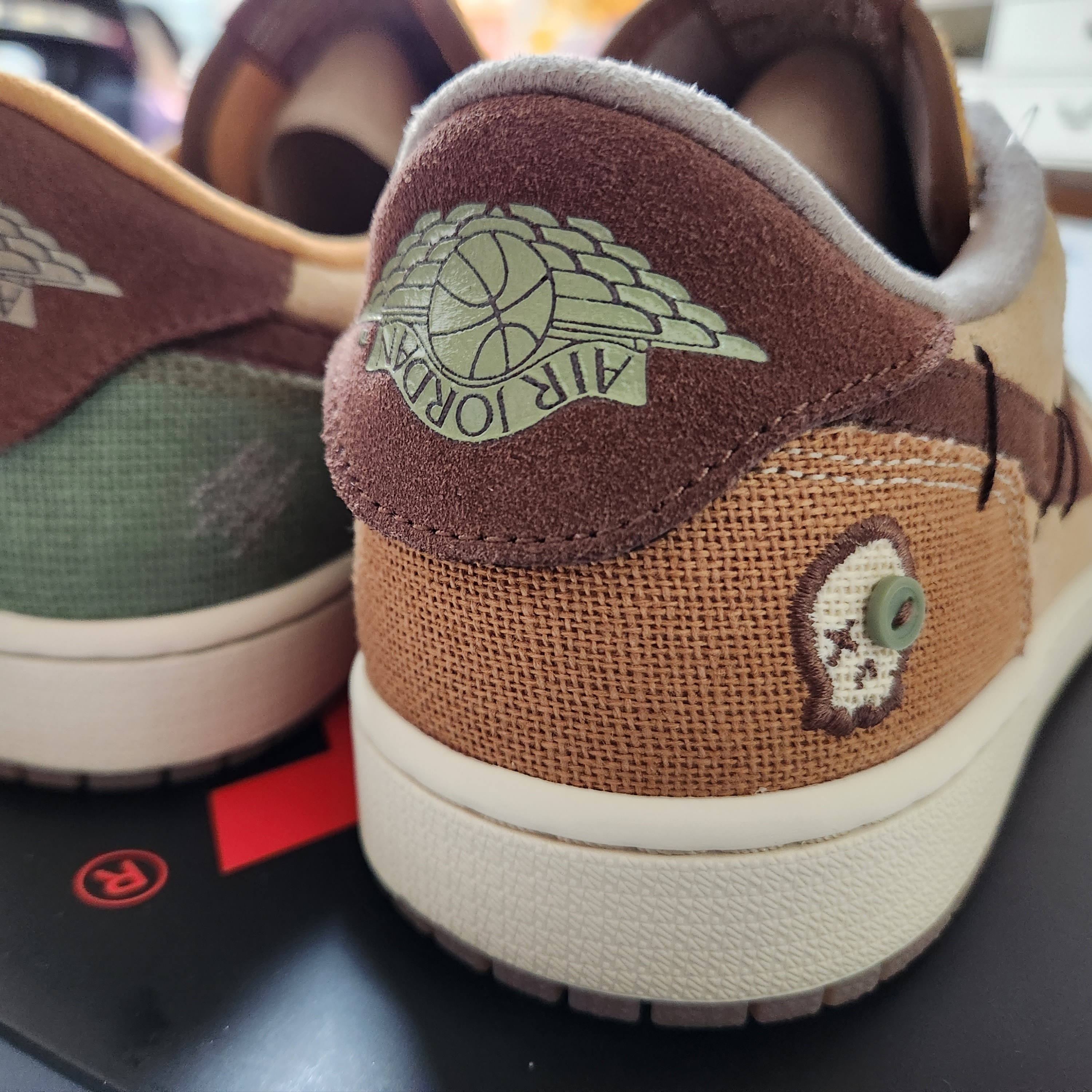 Jordan 1 x Zion Williamson Retro Low OG Flax and Oil Green 착용 스타일 - 3