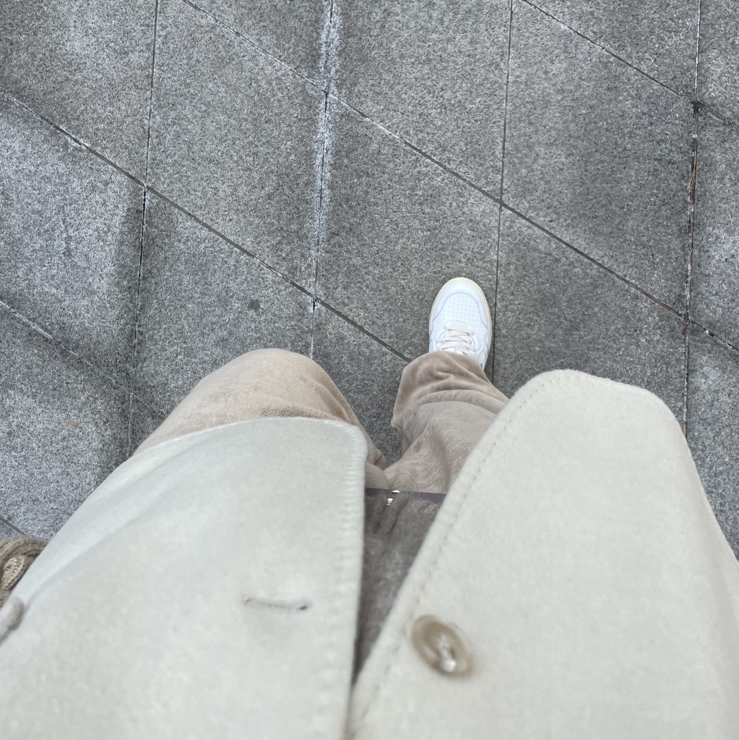 Autry Medalist Low Leather Sneakers White 착용 스타일 - 4