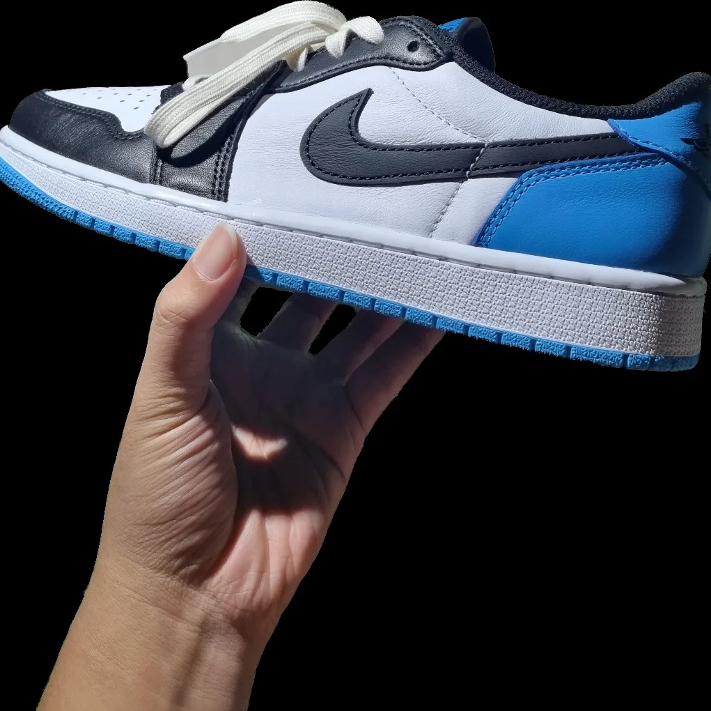 Jordan 1 Retro Low OG Black and Dark Powder Blue 착용 스타일 - 3