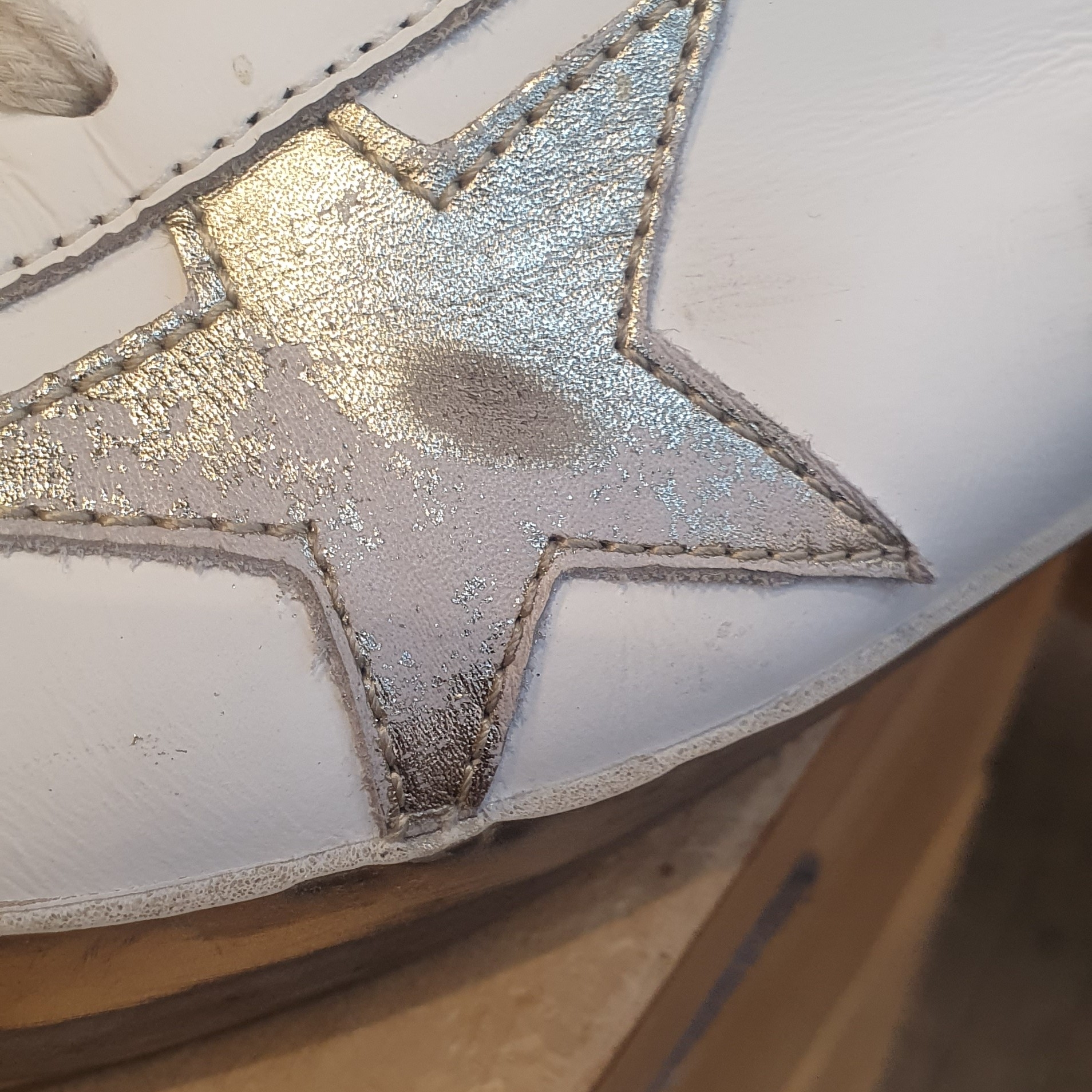 Golden Goose Superstar White Gold Heel Tab Sneakers 착용 스타일 - 4