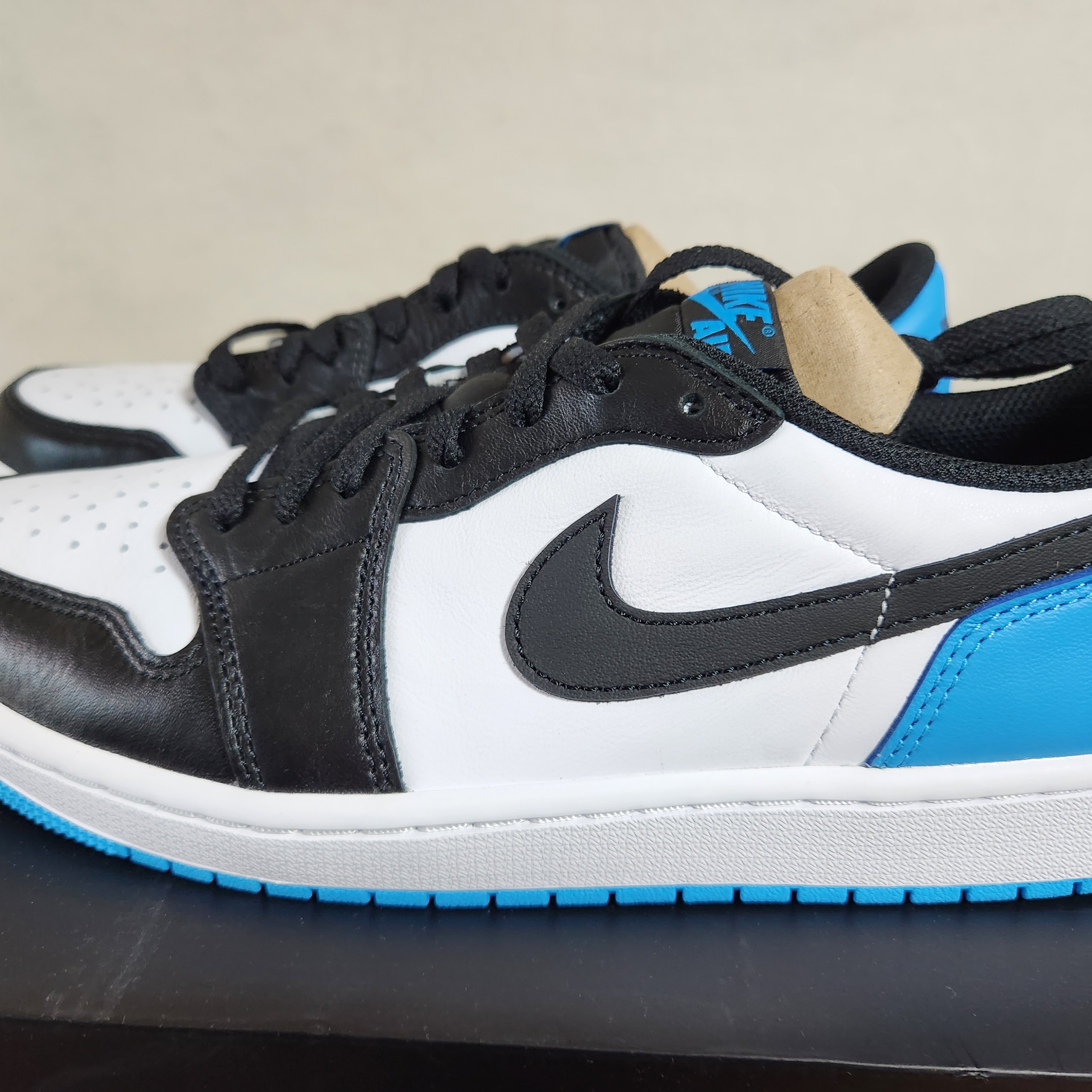 Jordan 1 Retro Low OG Black and Dark Powder Blue 착용 스타일 - 2