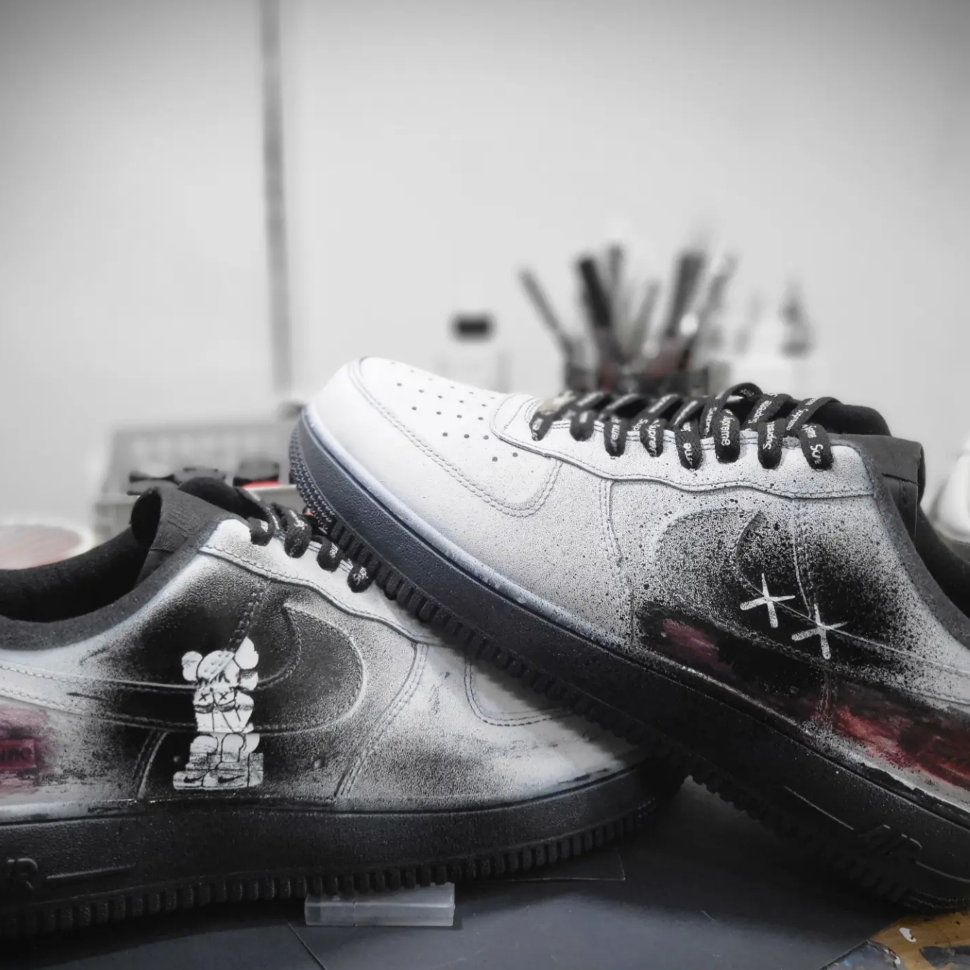Nike Air Force 1 '07 Low Triple Black, Nike x Supreme Air Force 1 Low Black 착용 스타일 - 1