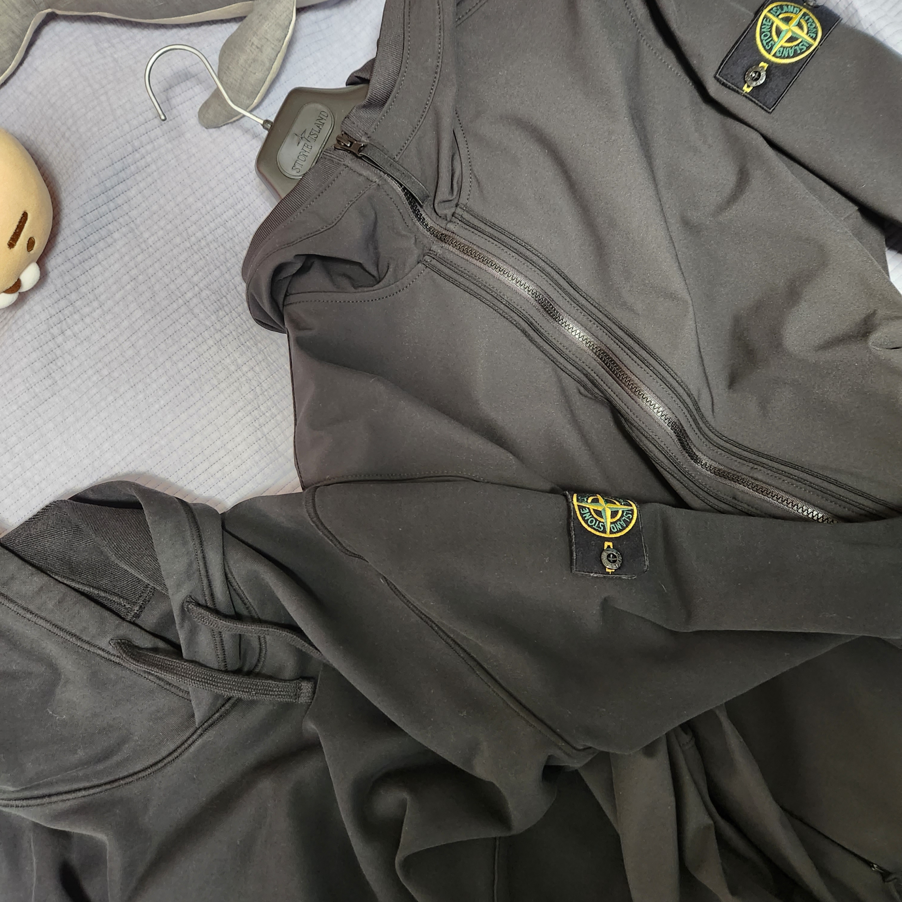 Stone Island 40427 Light Soft Shell Hooded Blouson Black - 22SS, Stone Island 64151 Cotton Fleece Hooded Sweatshirt Black - 22SS 착용 스타일