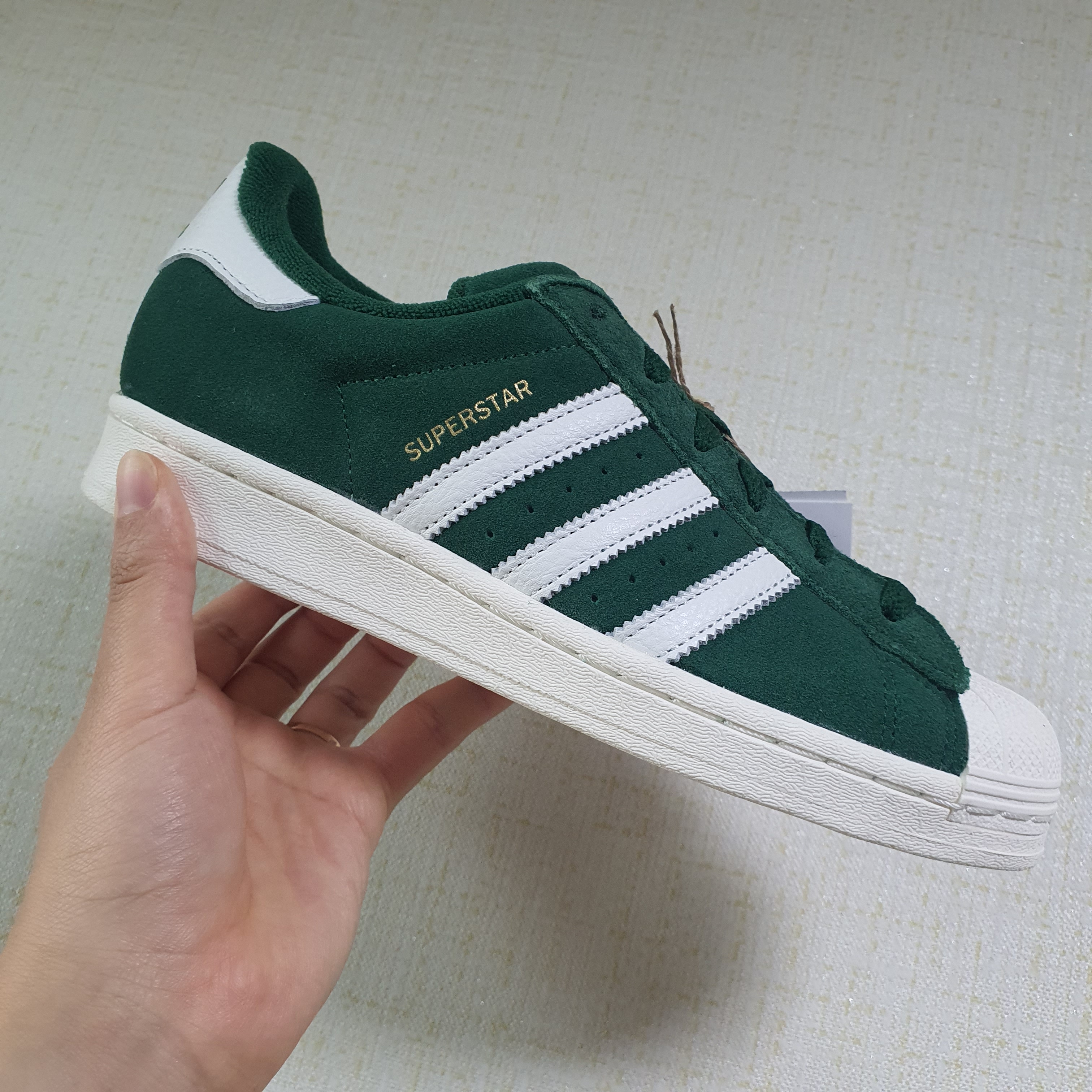 Adidas Superstar Dark Green Core White 착용 스타일
