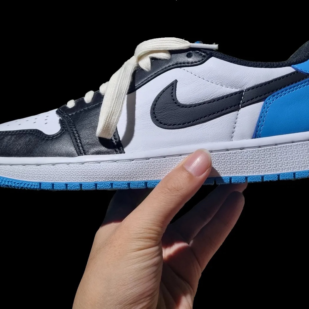 Jordan 1 Retro Low OG Black and Dark Powder Blue 착용 스타일 - 2