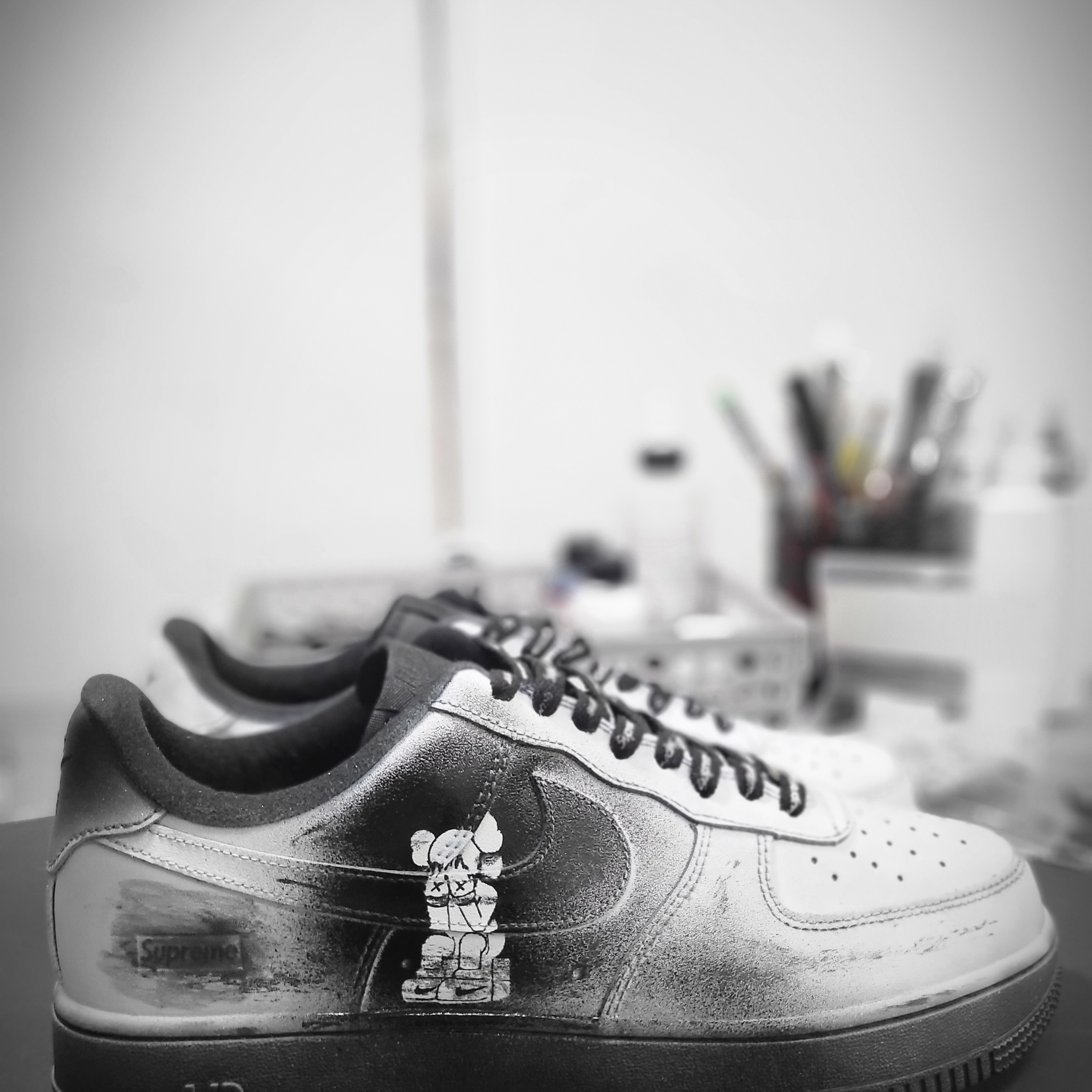 Nike Air Force 1 '07 Low Triple Black, Nike x Supreme Air Force 1 Low Black 착용 스타일 - 2