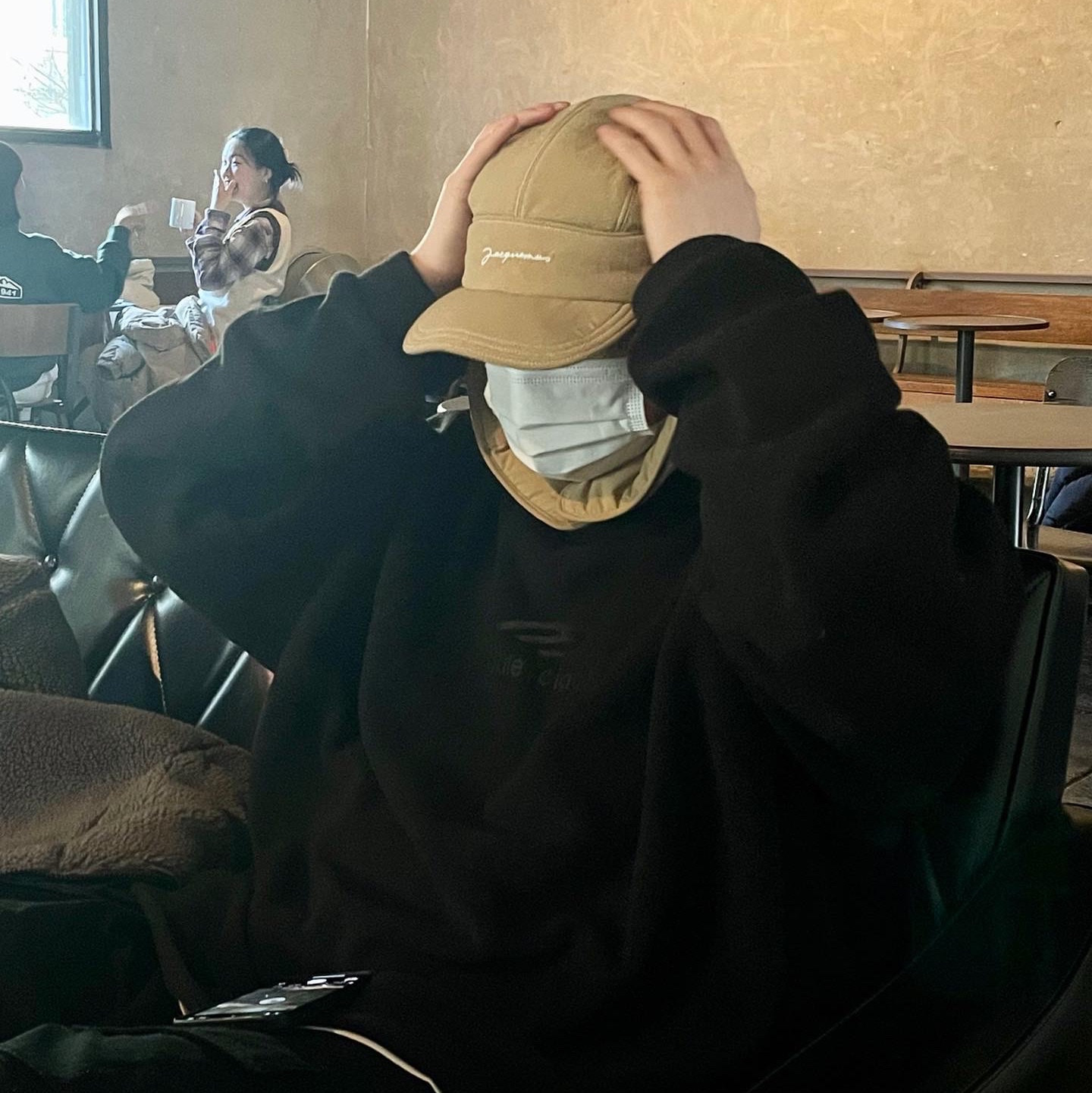 Jacquemus La Cagoule Bricciola Puffed Ear Flap Hat Beige, Apple AirPods Max Lightning Space Gray (Korean Ver.) 착용 스타일 - 1