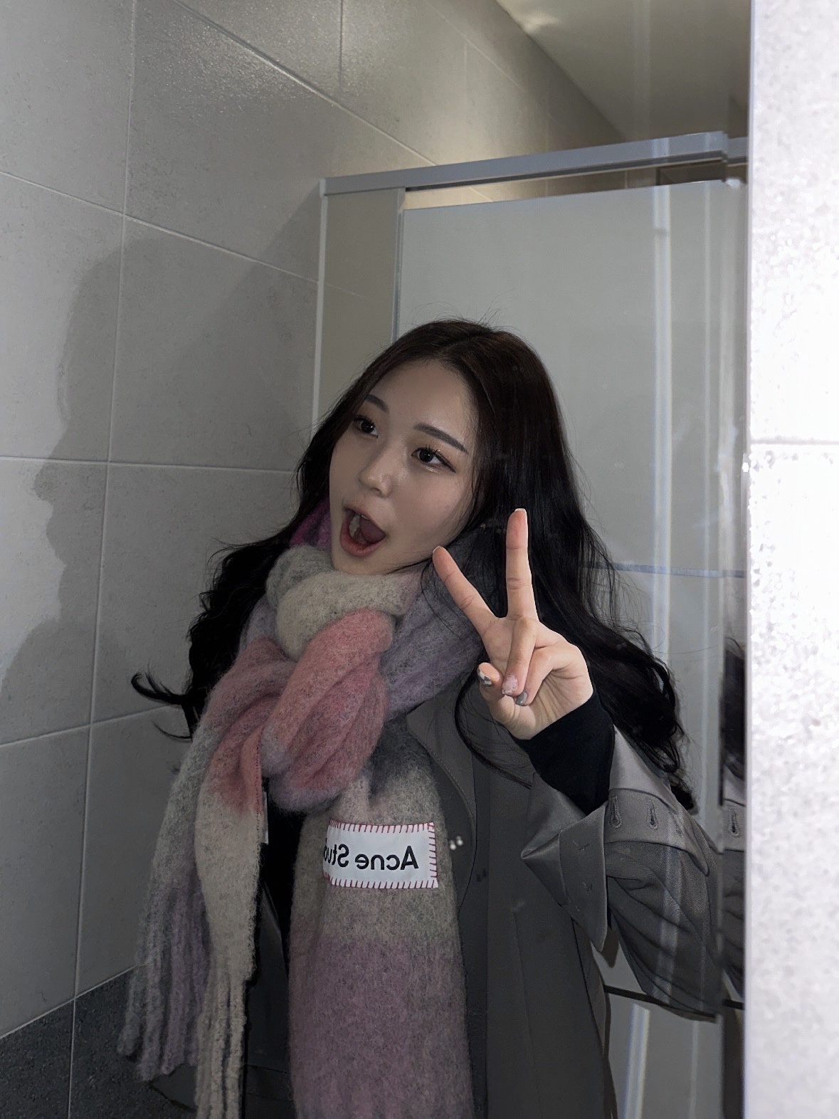 Acne Studios Mohair Check Muffler Fuchsia Lilac Pink 착용 스타일