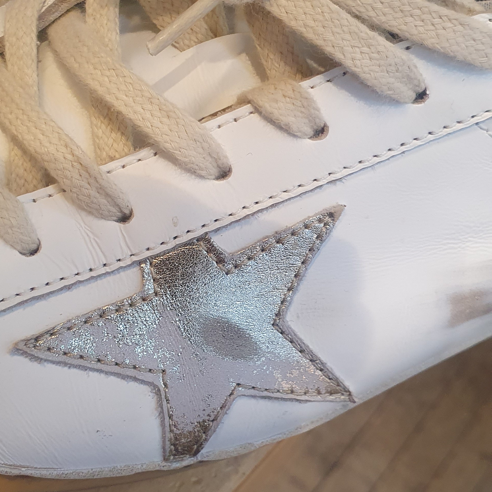 Golden Goose Superstar White Gold Heel Tab Sneakers 착용 스타일 - 3