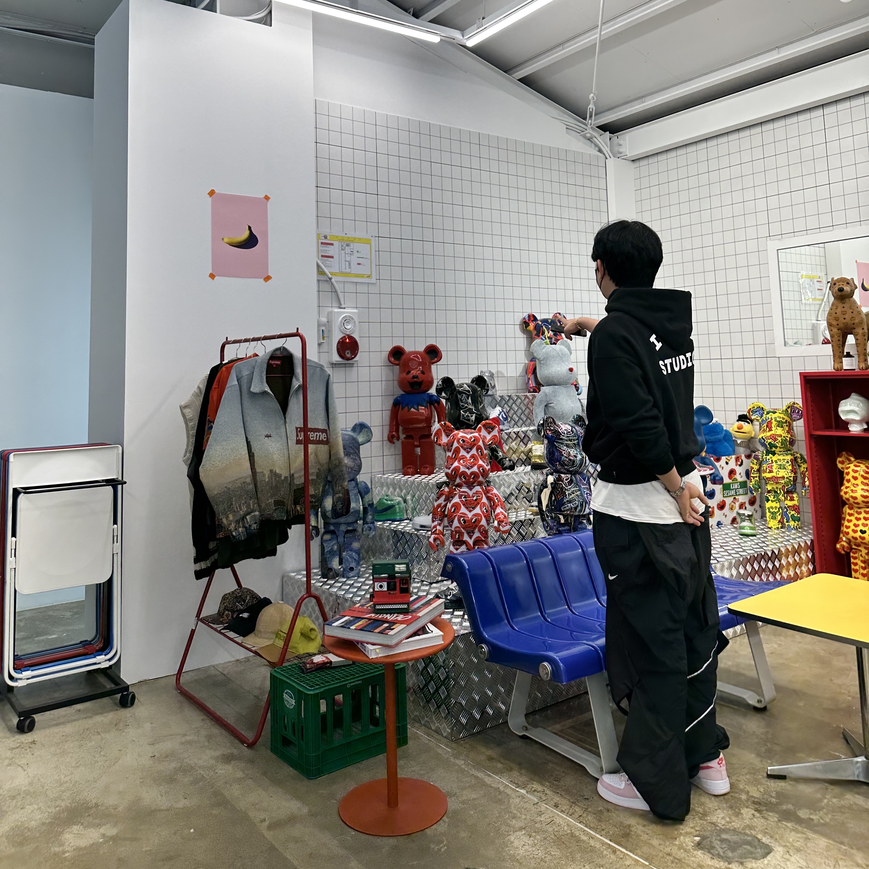 Jordan 1 x Dior High OG, Louis Vuitton x Nike Air Force 1 Low by Virgil Abloh White Team Royal 착용 스타일