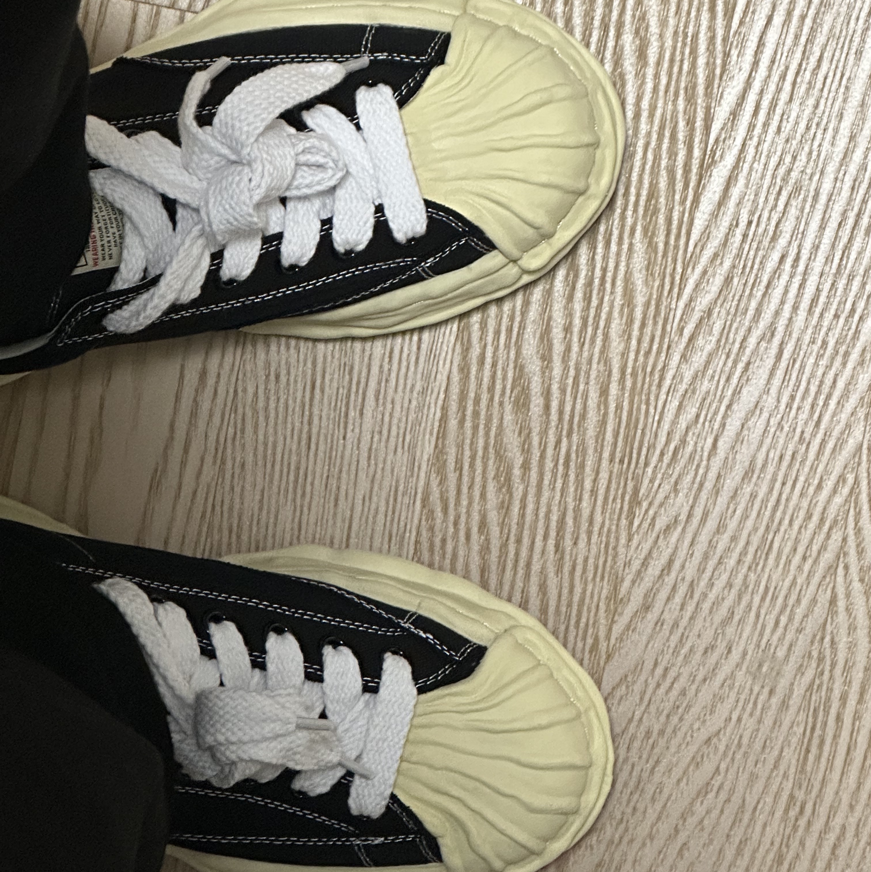 Maison Mihara Yasuhiro Blakey VL OG Sole Canvas Low-top Sneakers Black 착용 스타일 - 1