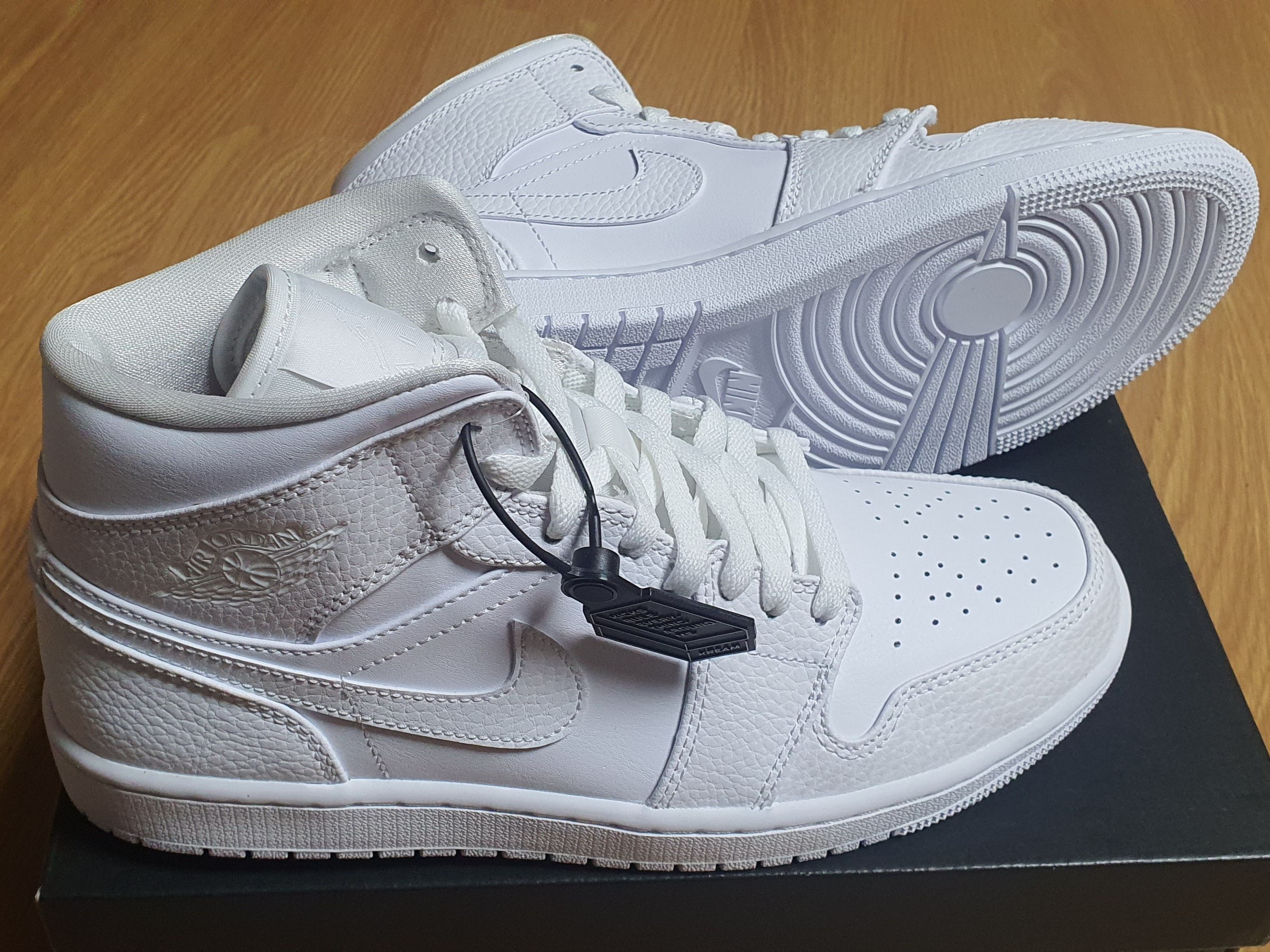 Jordan 1 Mid Triple White 착용 스타일