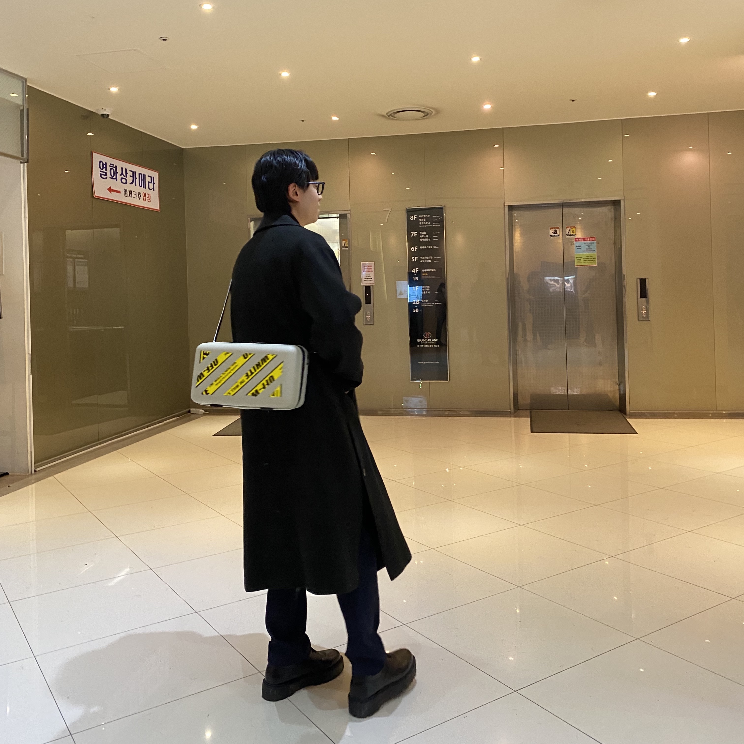 Off-White x Amore Pacific Protection Box (Without Cosmetics) 착용 스타일 - 2
