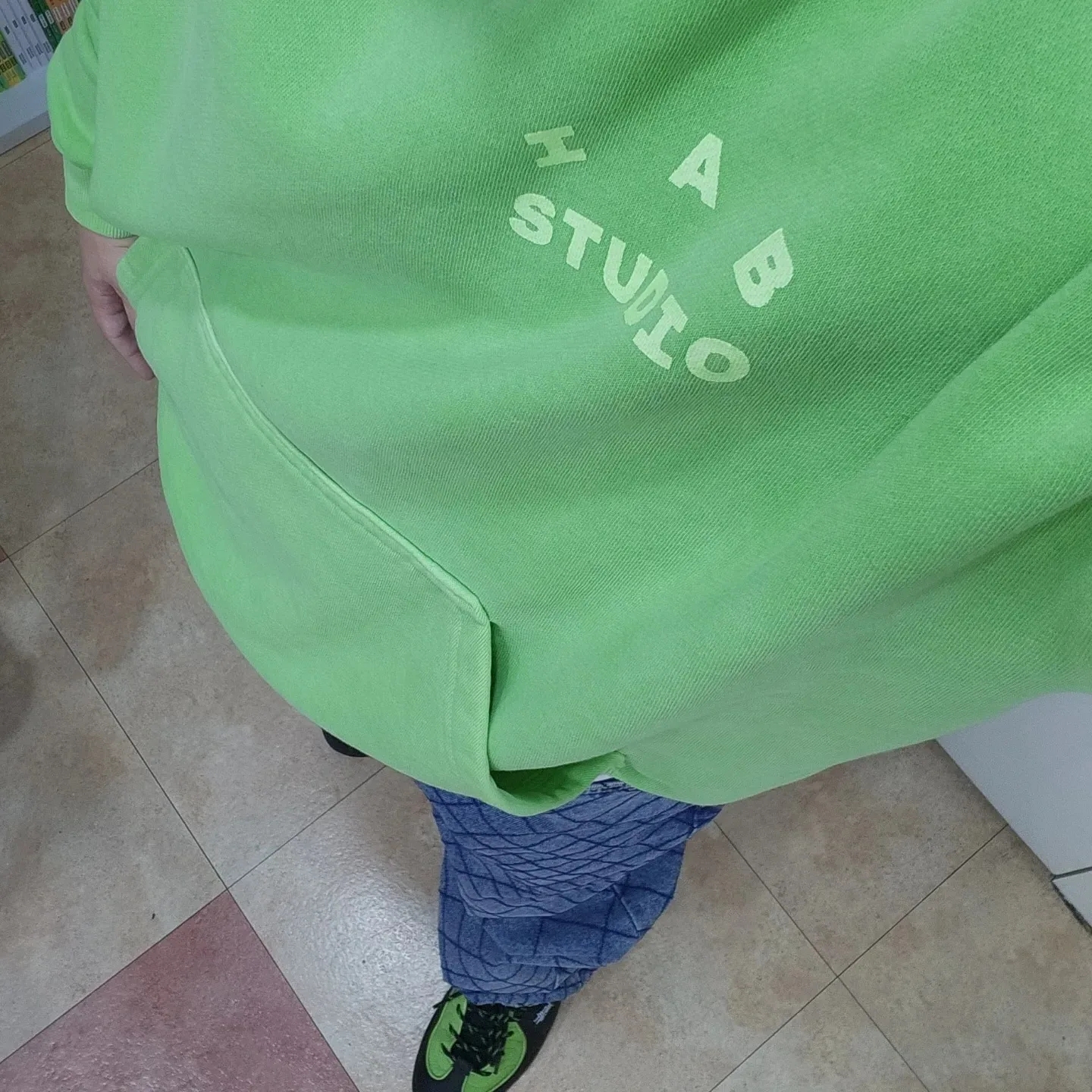 IAB Studio Pigment Hoodie & Sack Apple Green, Nike x Stussy Air Penny II Vivid Green and Black 착용 스타일 - 3