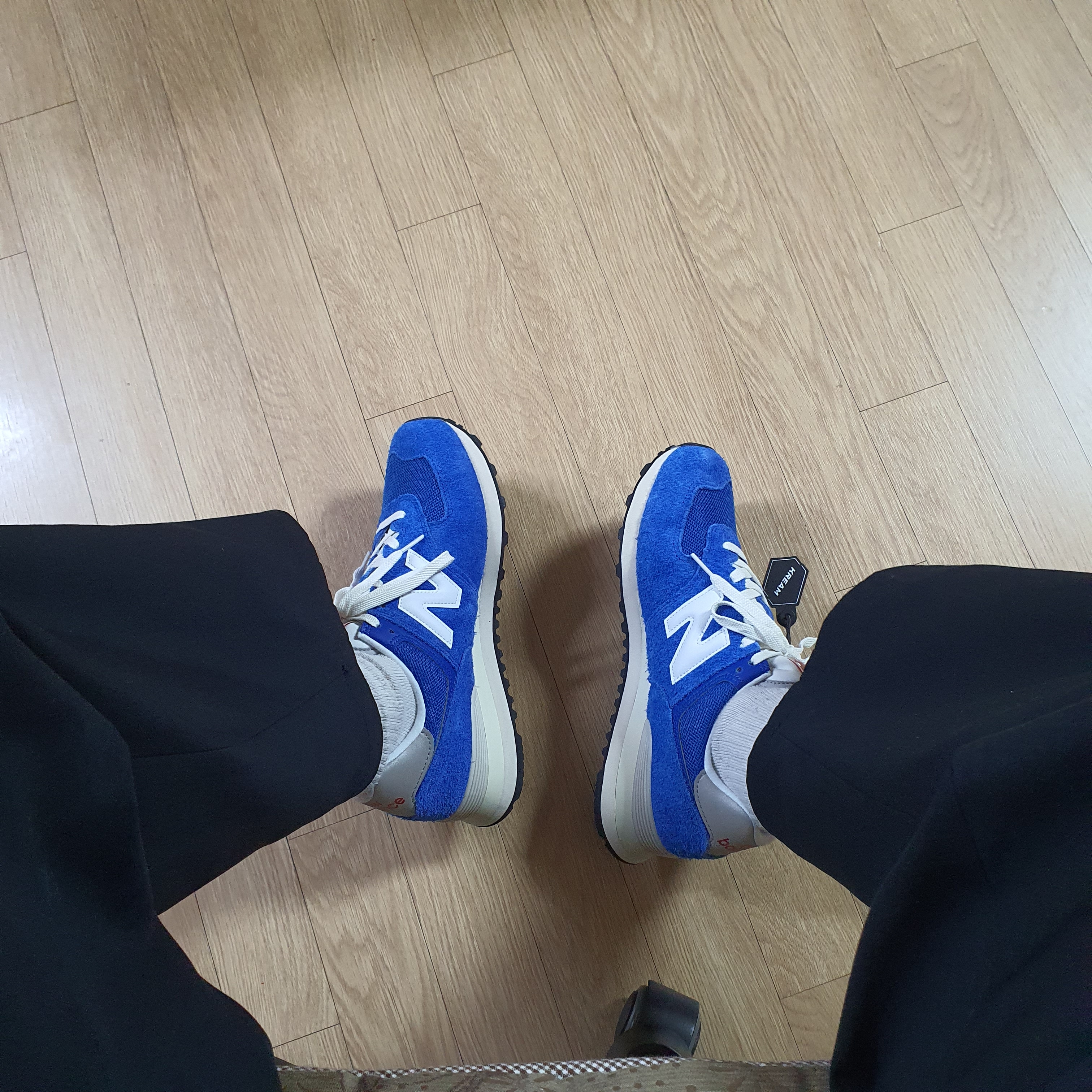 New Balance 574 Heritage Blue White 착용 스타일