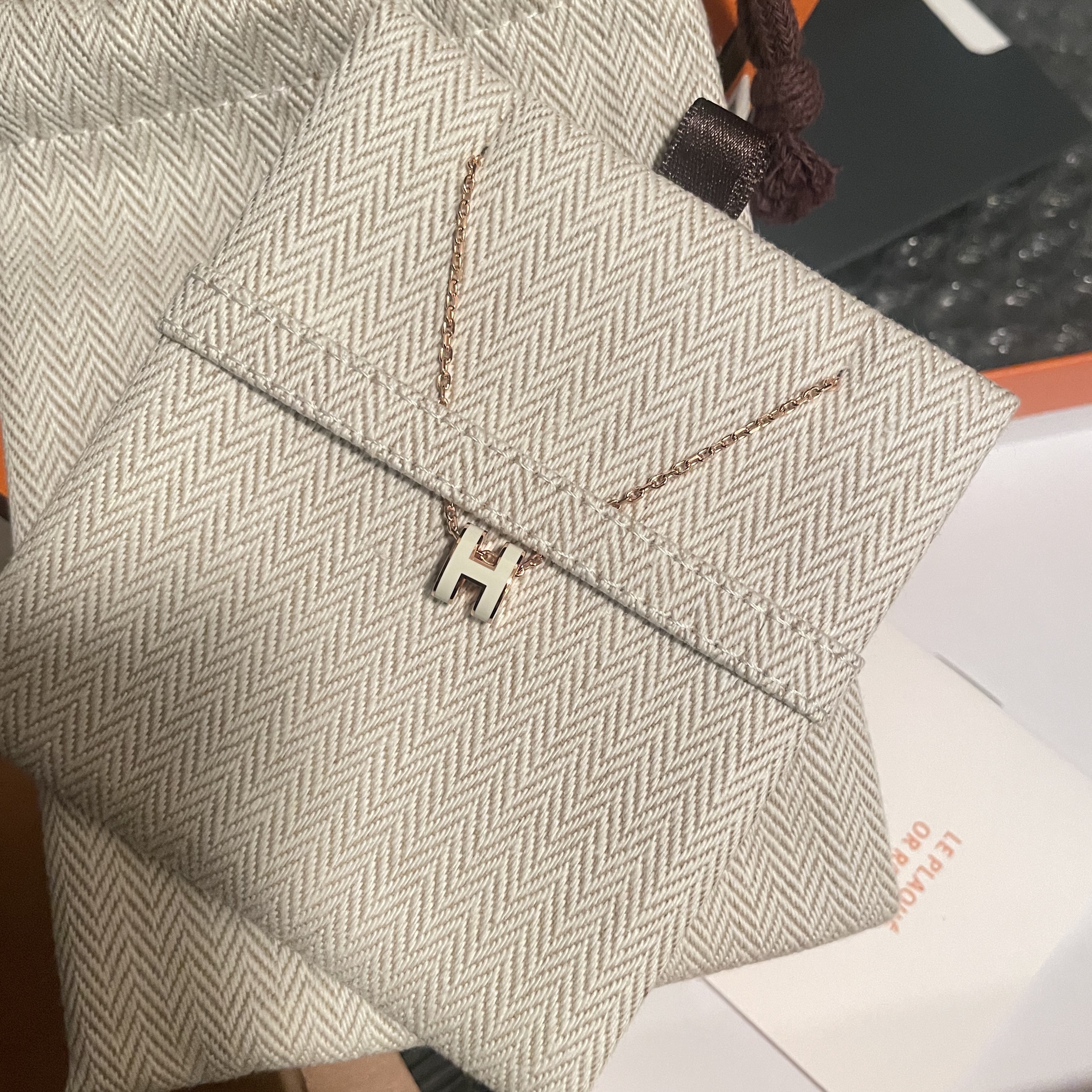 (W) Hermes Mini Pop H Pendant Rose Gold & Blanc 착용 스타일