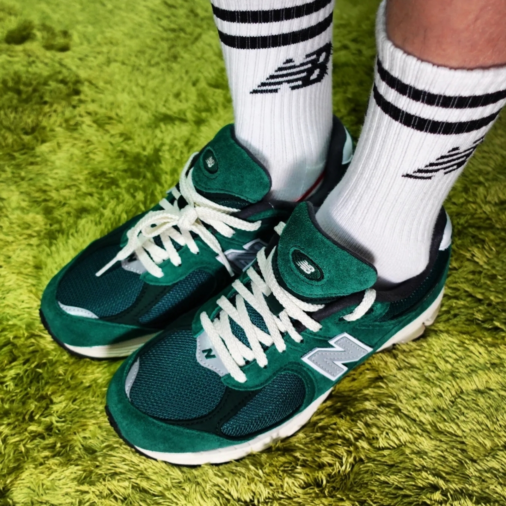 New Balance 2002R Nightwatch Green 착용 스타일 - 2