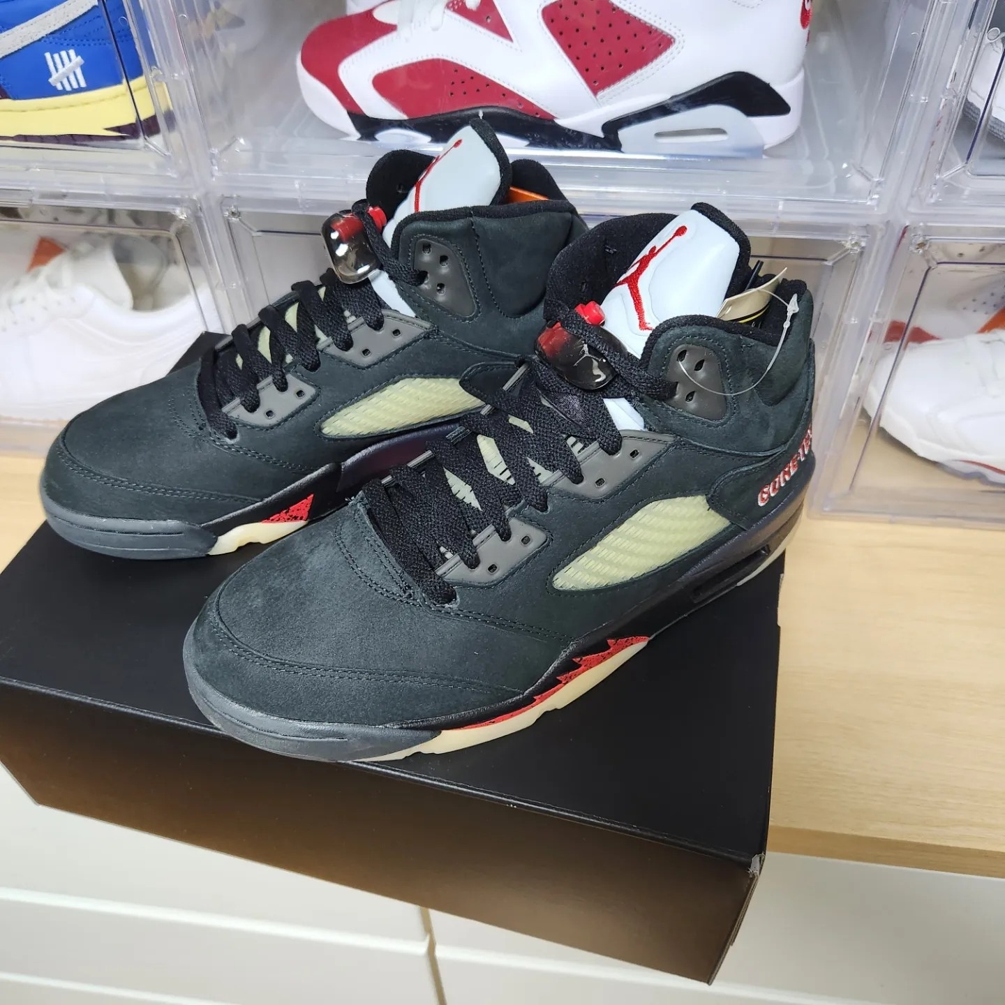 (W) Jordan 5 Retro Gore-Tex Off Noir Fire Red 착용 스타일 - 1