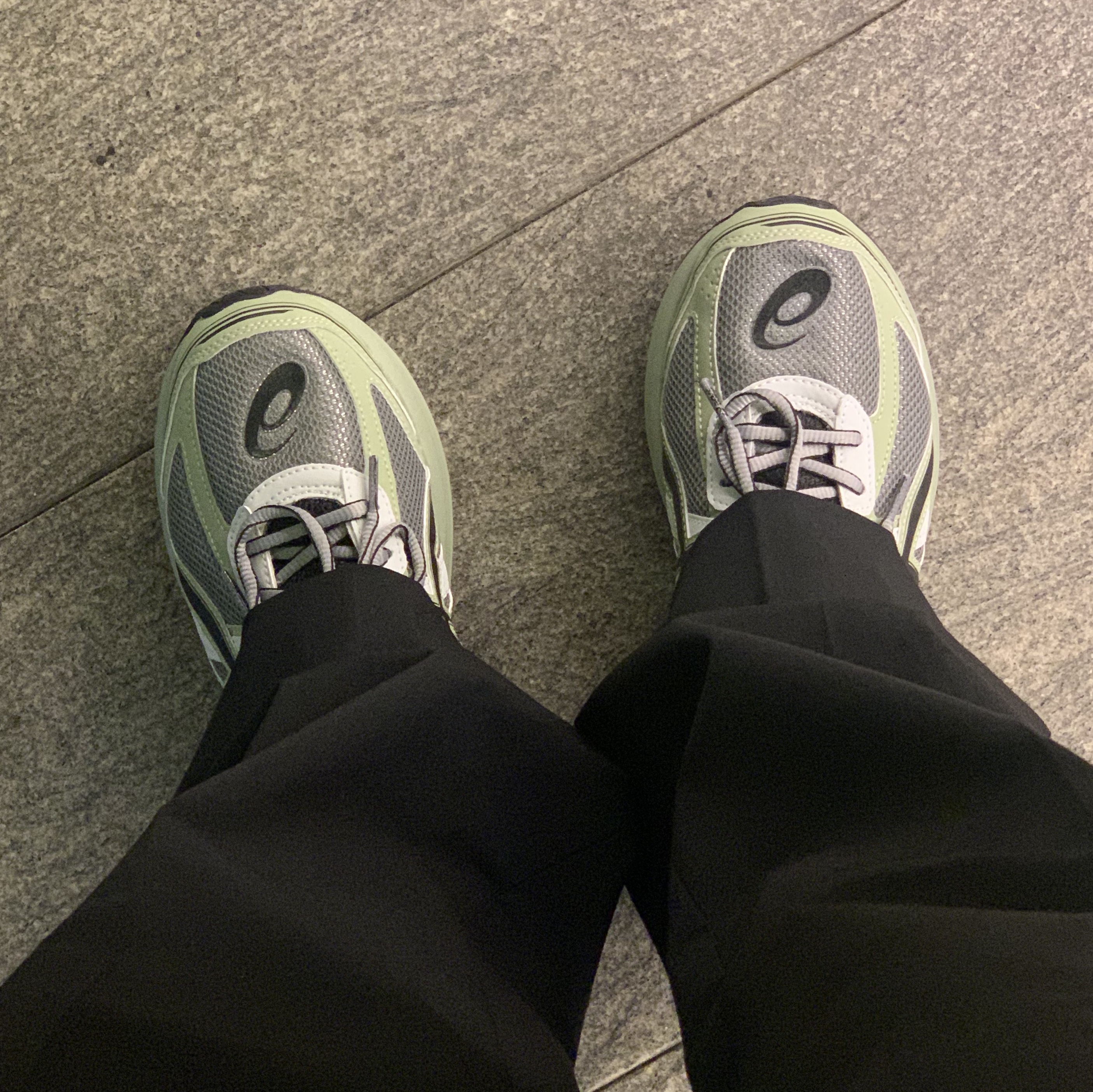 Asics Jog 100 S Sheet Rock - 2E Wide 착용 스타일 - 1