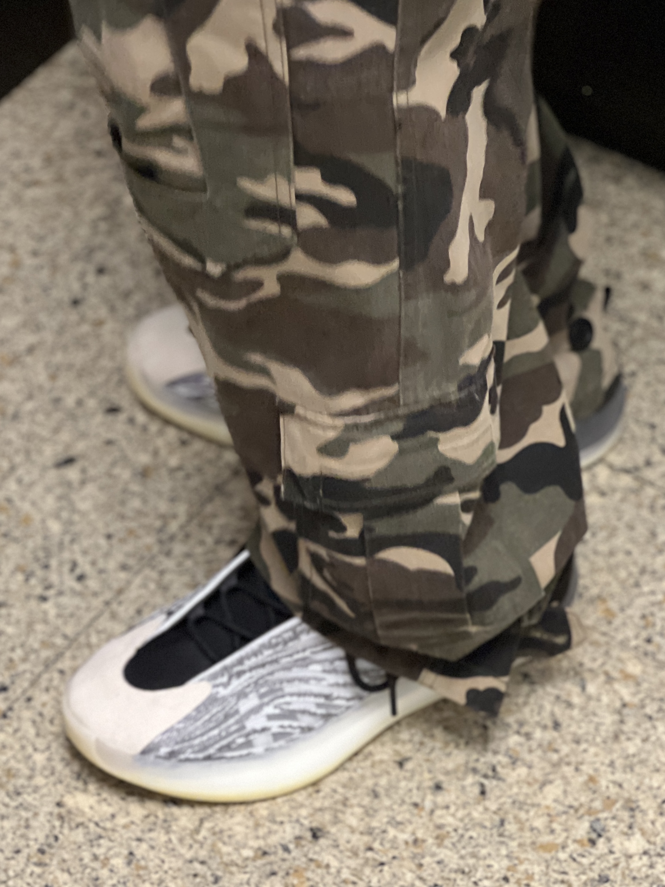 Adidas Yeezy QNTM Lifestyle 착용 스타일 - 2