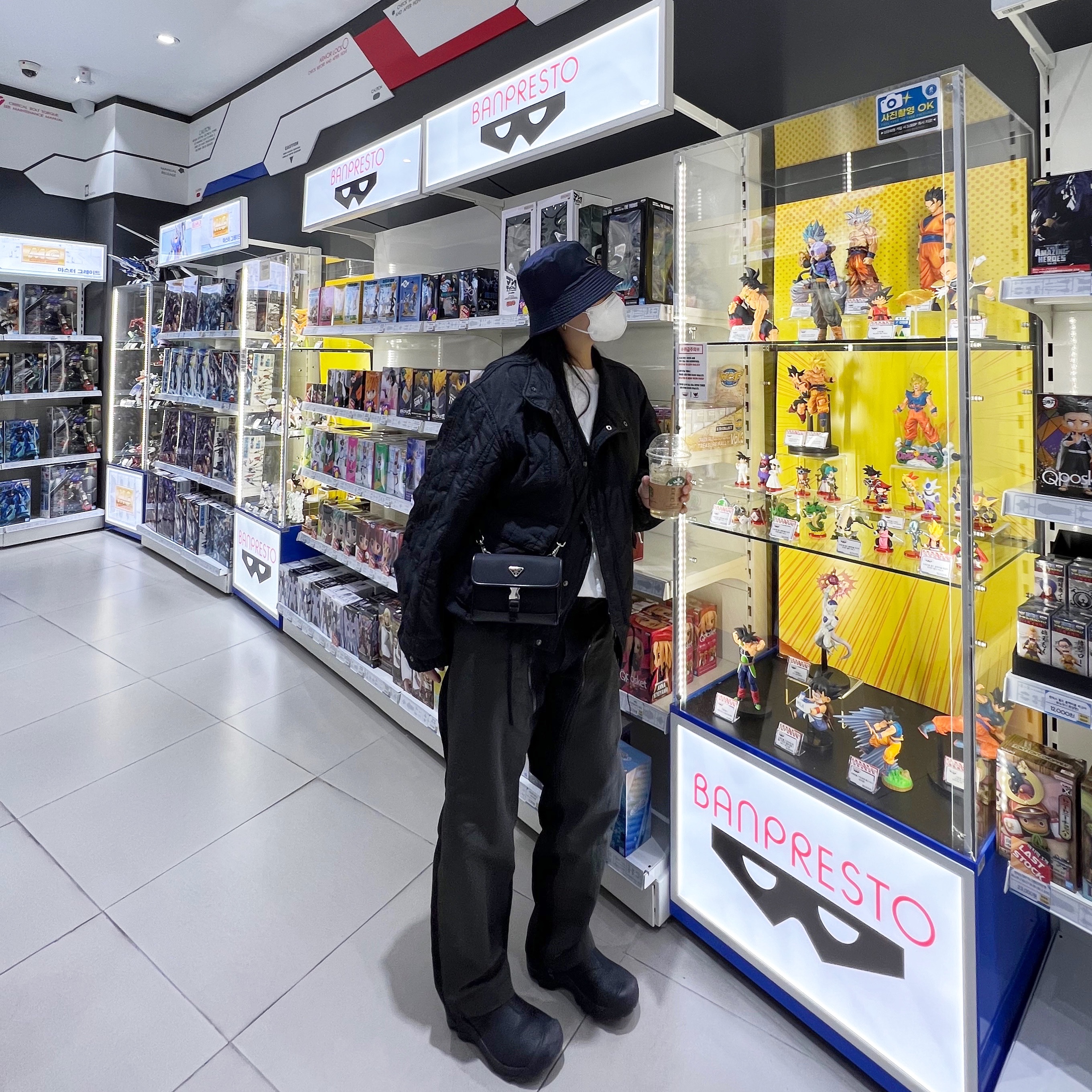 Prada Re-Nylon and Saffiano Leather Smartphone Case Black, Prada Re-Nylon Bucket Hat Navy 착용 스타일